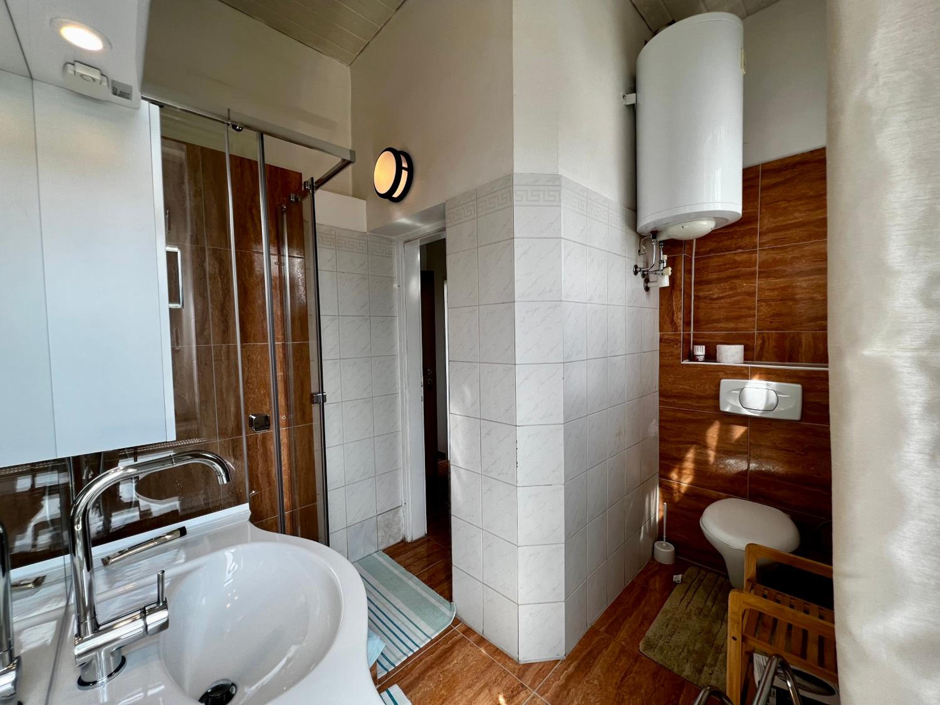 One-Bedroom Apartment - Photo 6