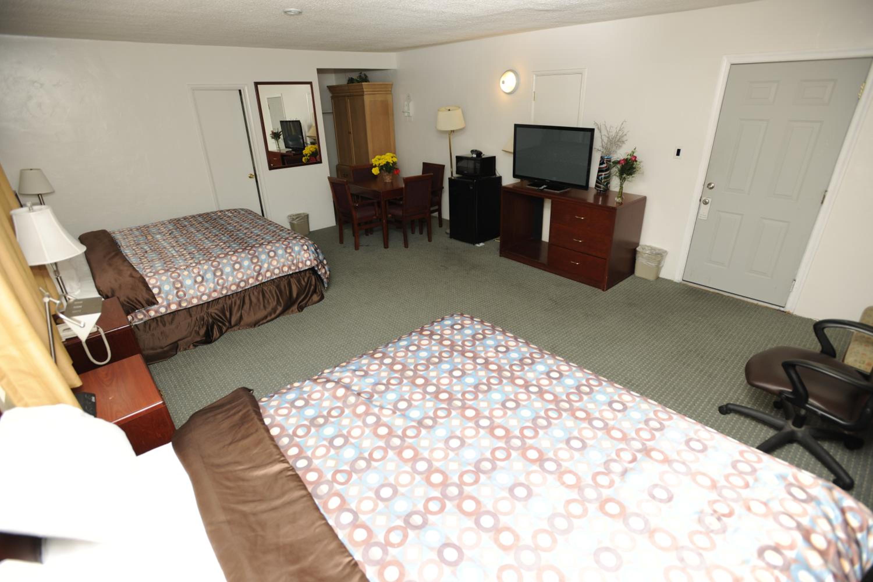 King Room with Two King Beds photo 1