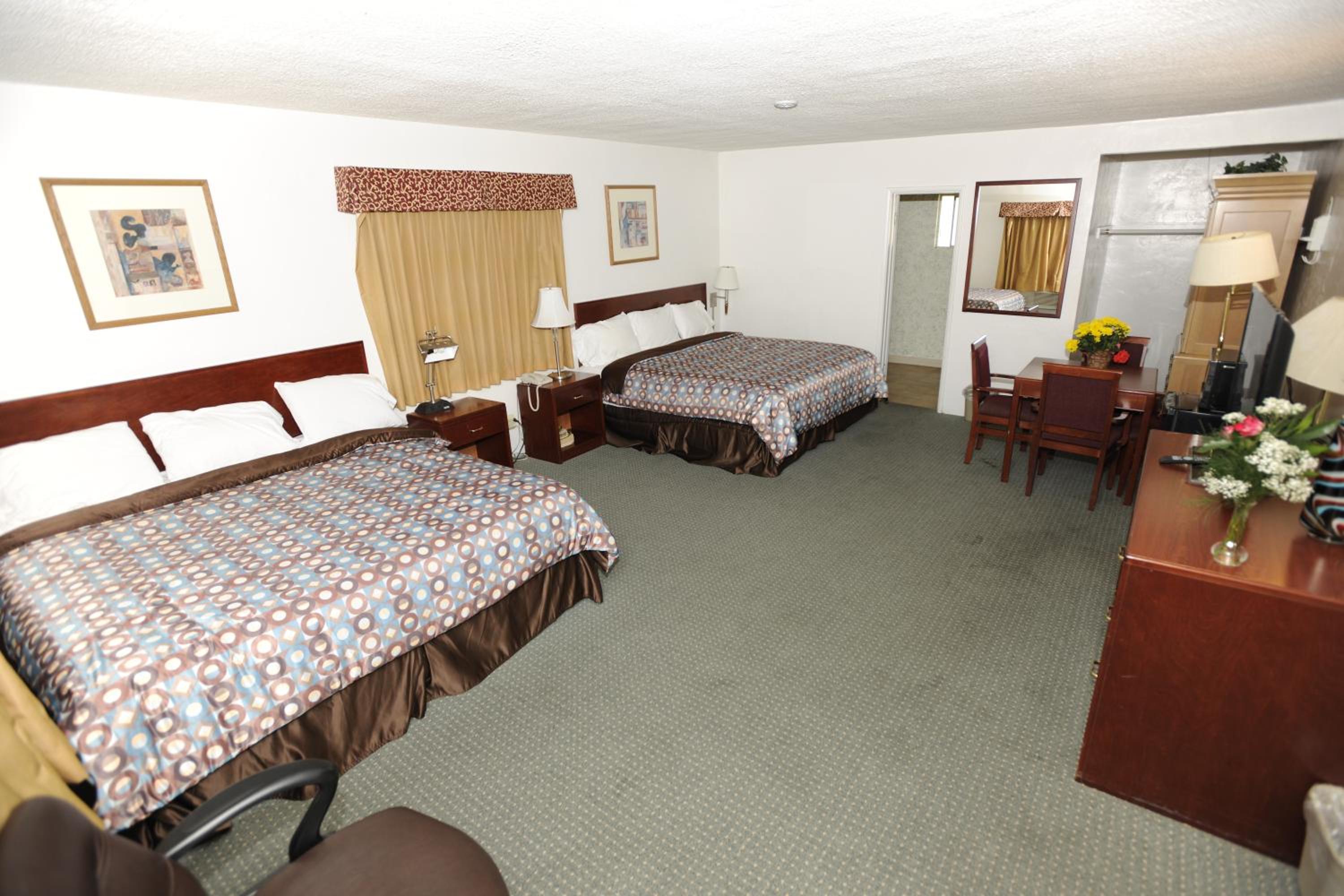 King Room with Two King Beds photo 2