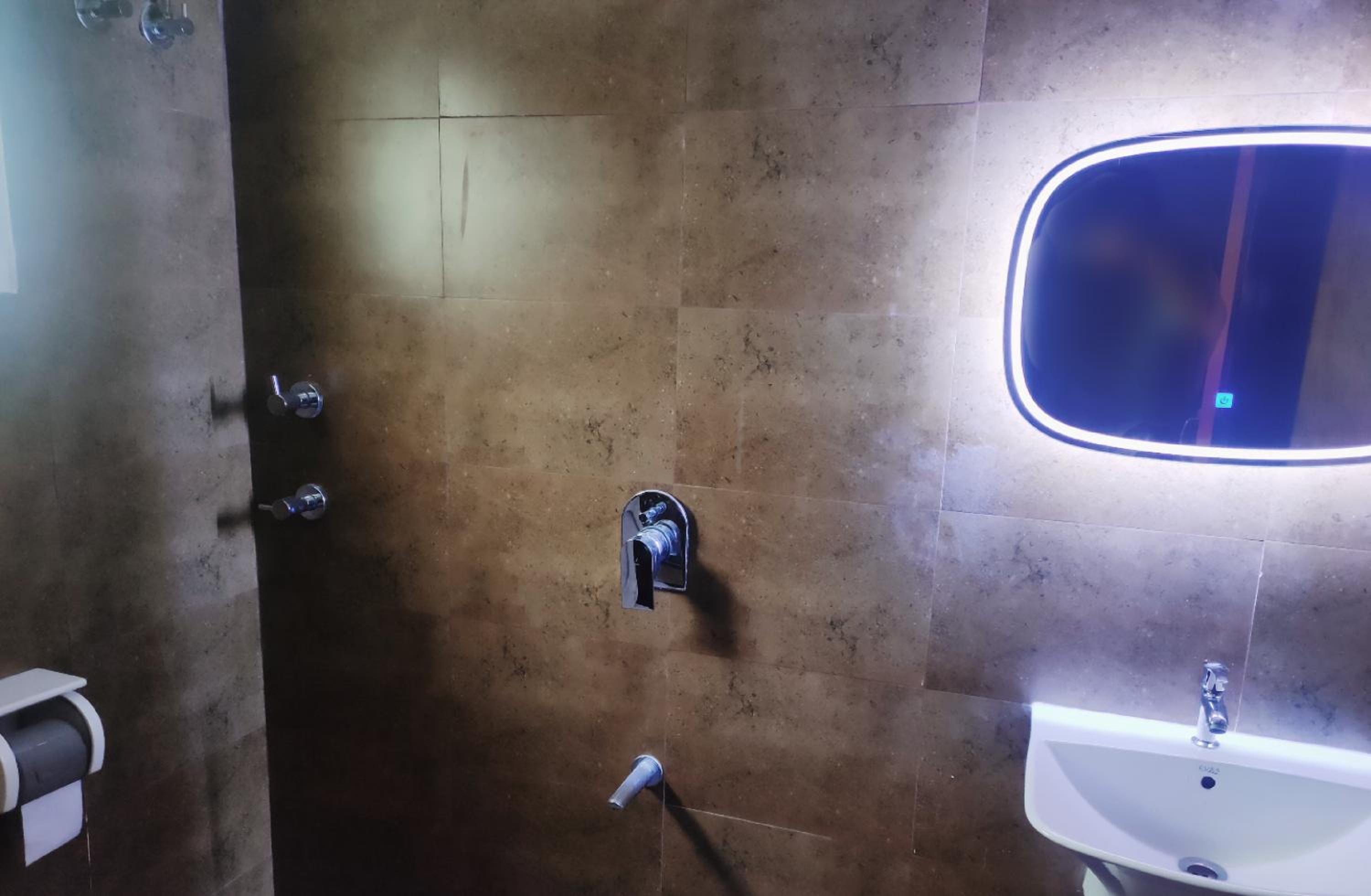 Deluxe King Room - Photo 2