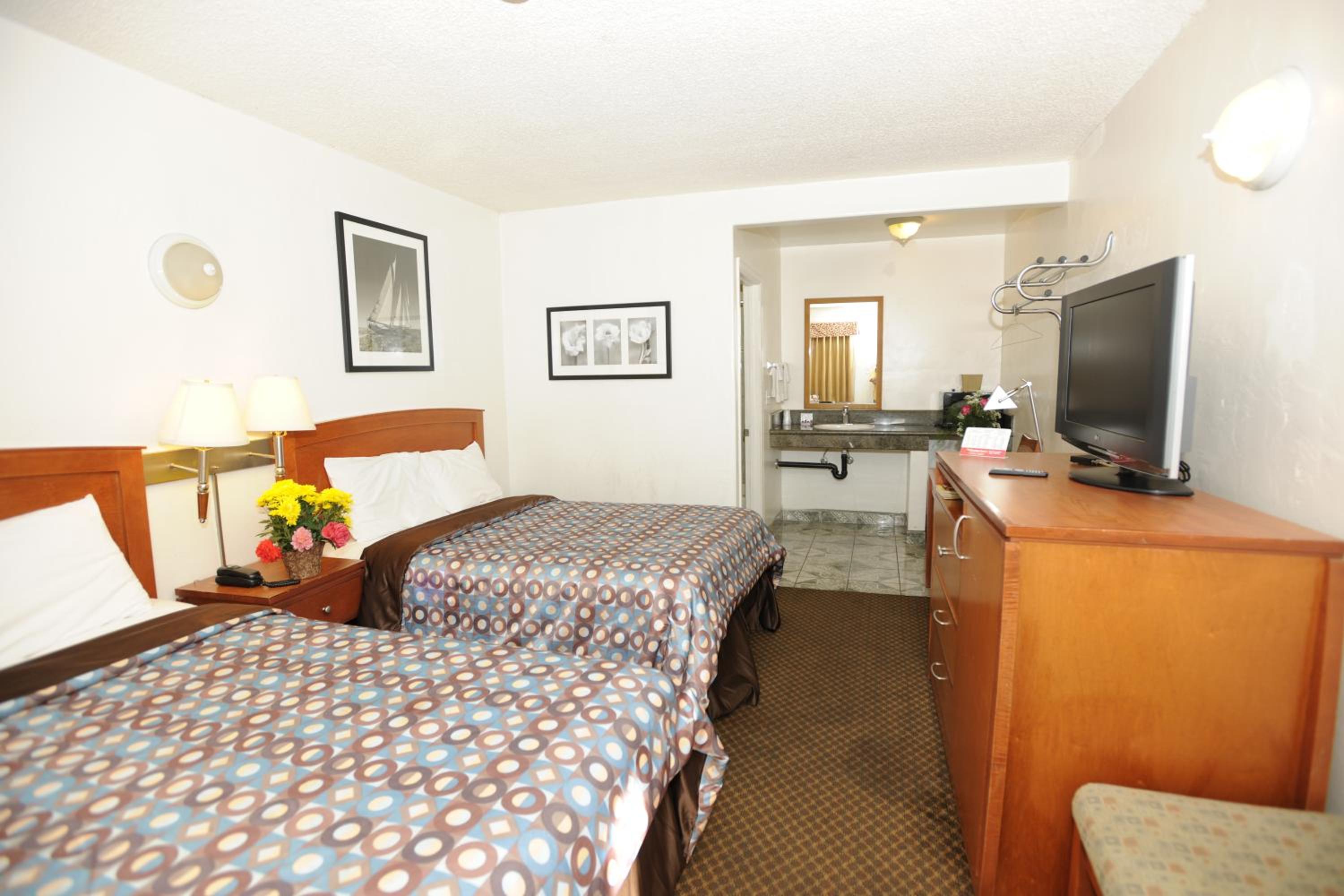 Double Room with Two Double Beds - Smoking photo 3