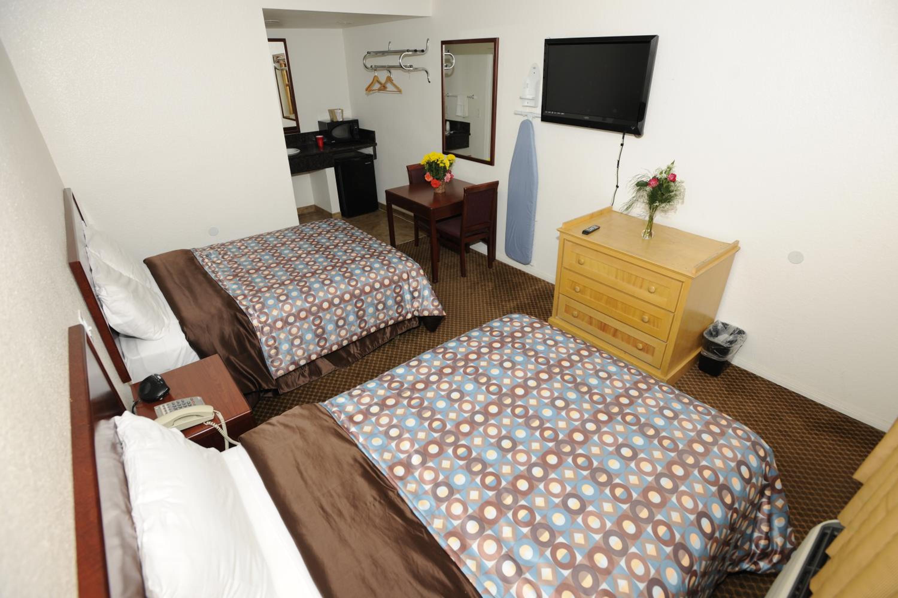 Double Room with Two Double Beds - Smoking photo 1