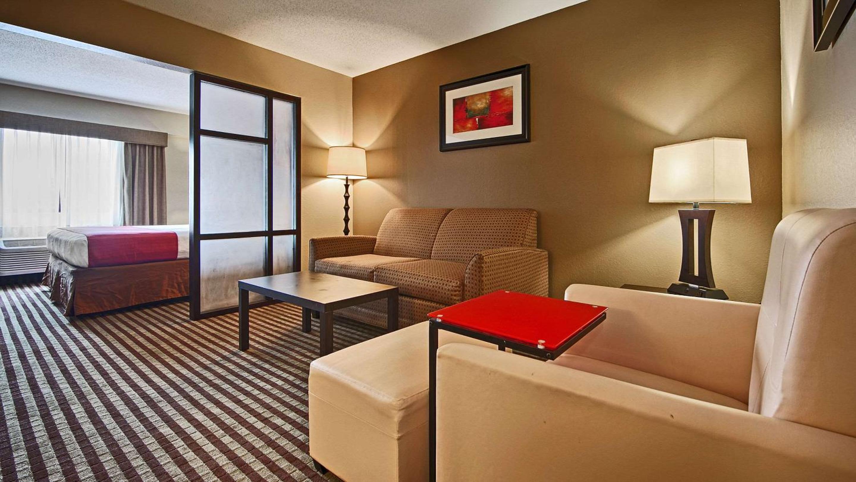King Suite with Sofa Bed - Non Smoking - Photo 2