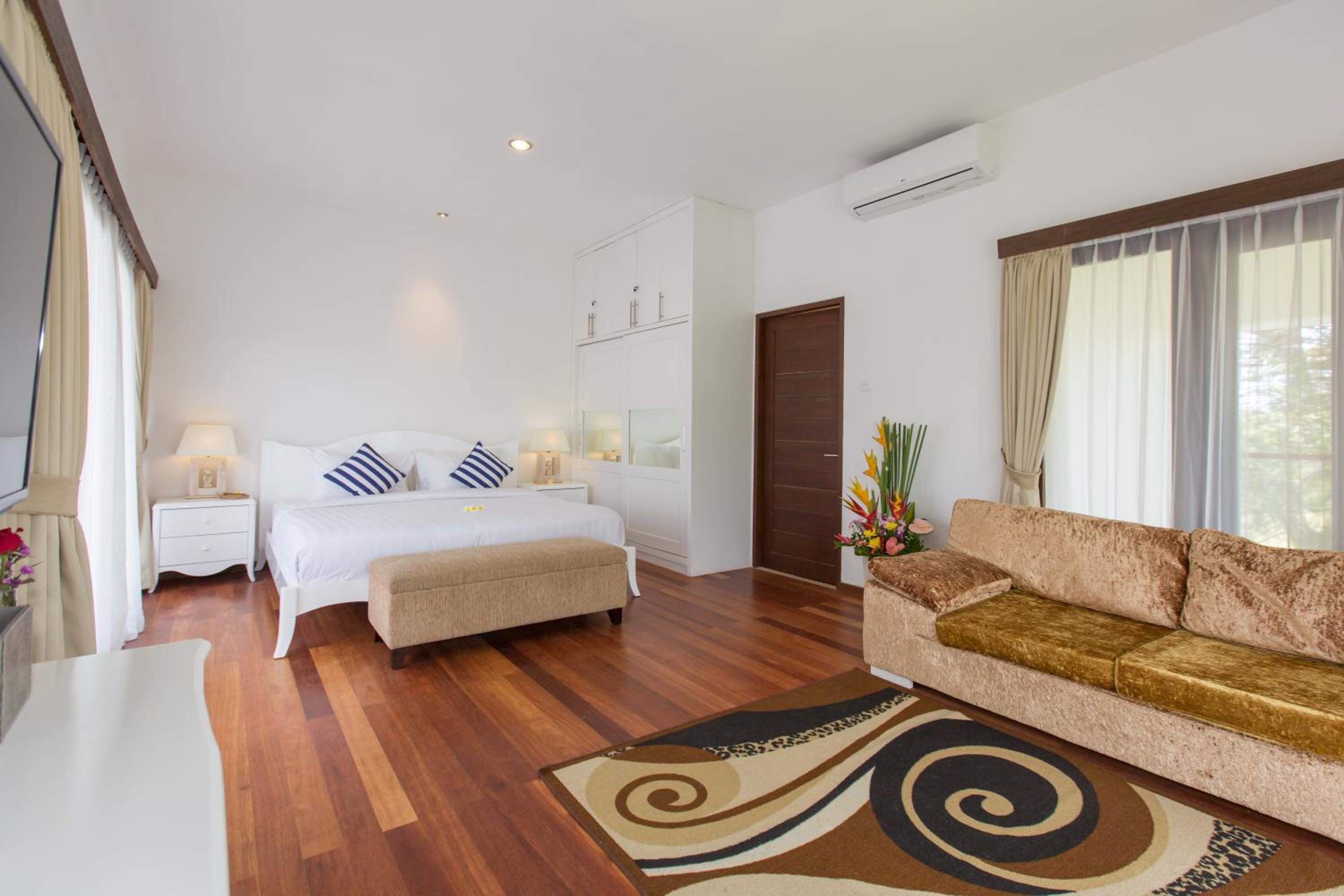 Three-Bedroom Villa photo 3