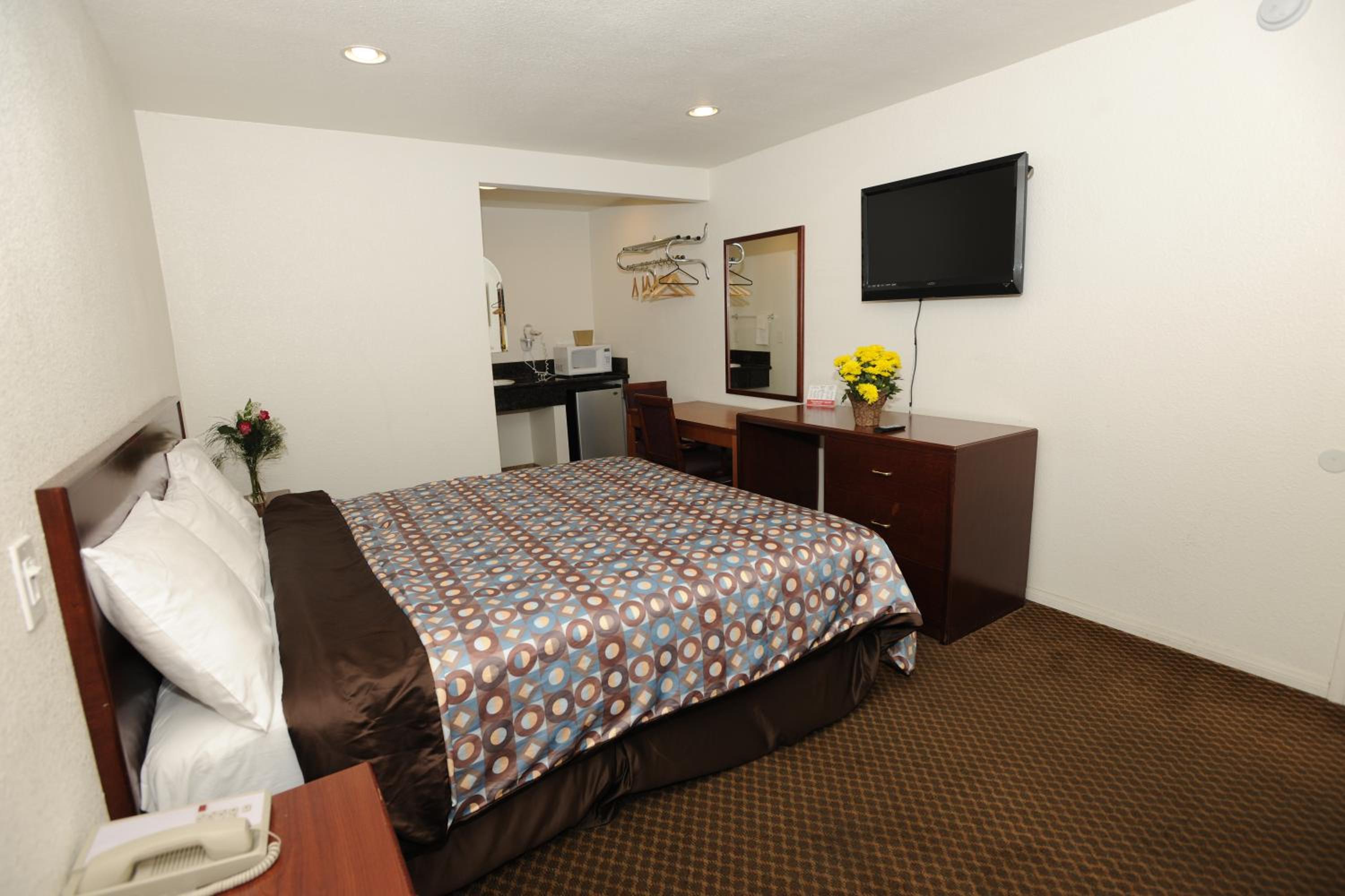 Queen Room - Non-Smoking photo 1