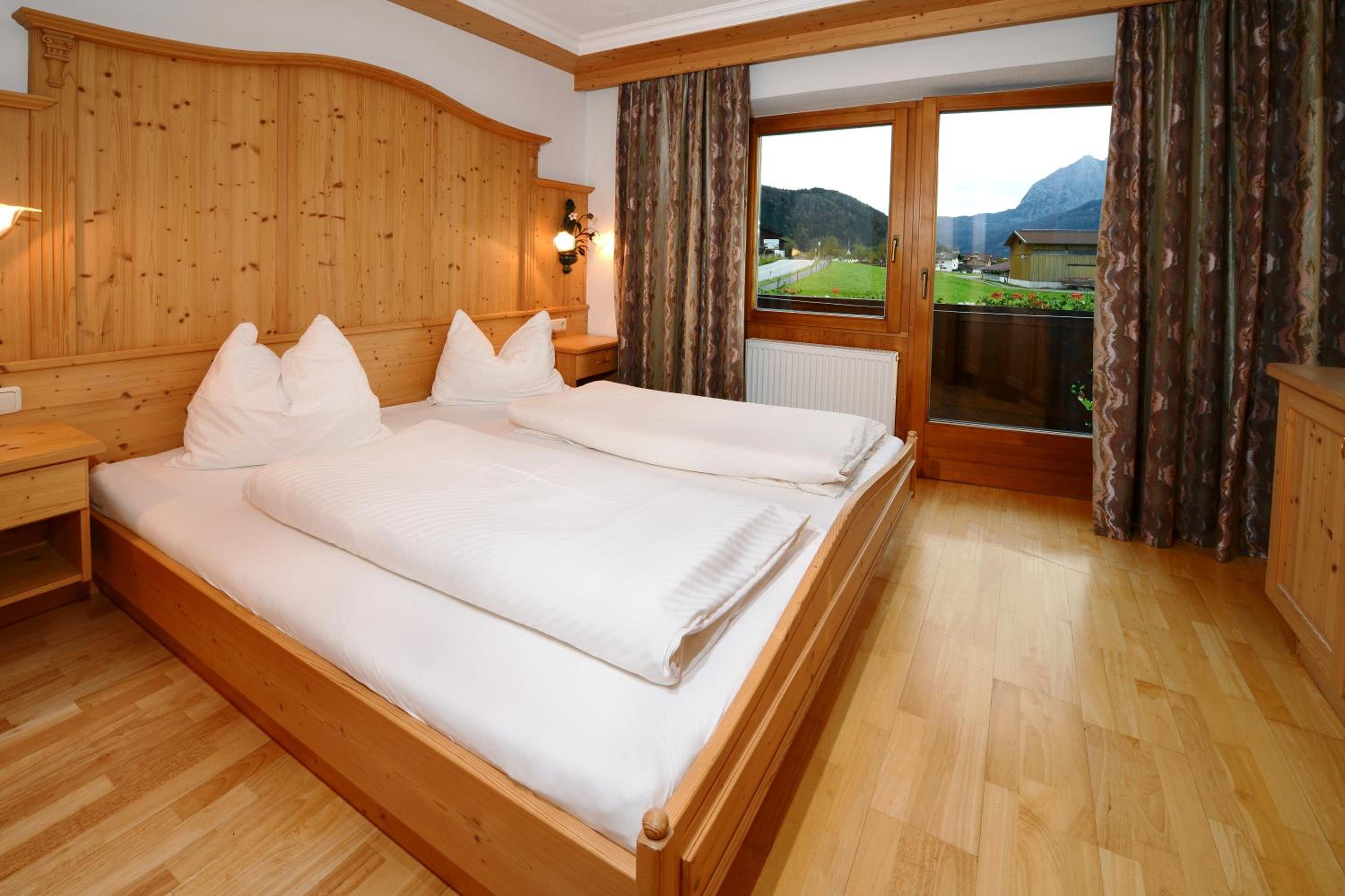 One-Bedroom Apartment with Mountain View photo 3