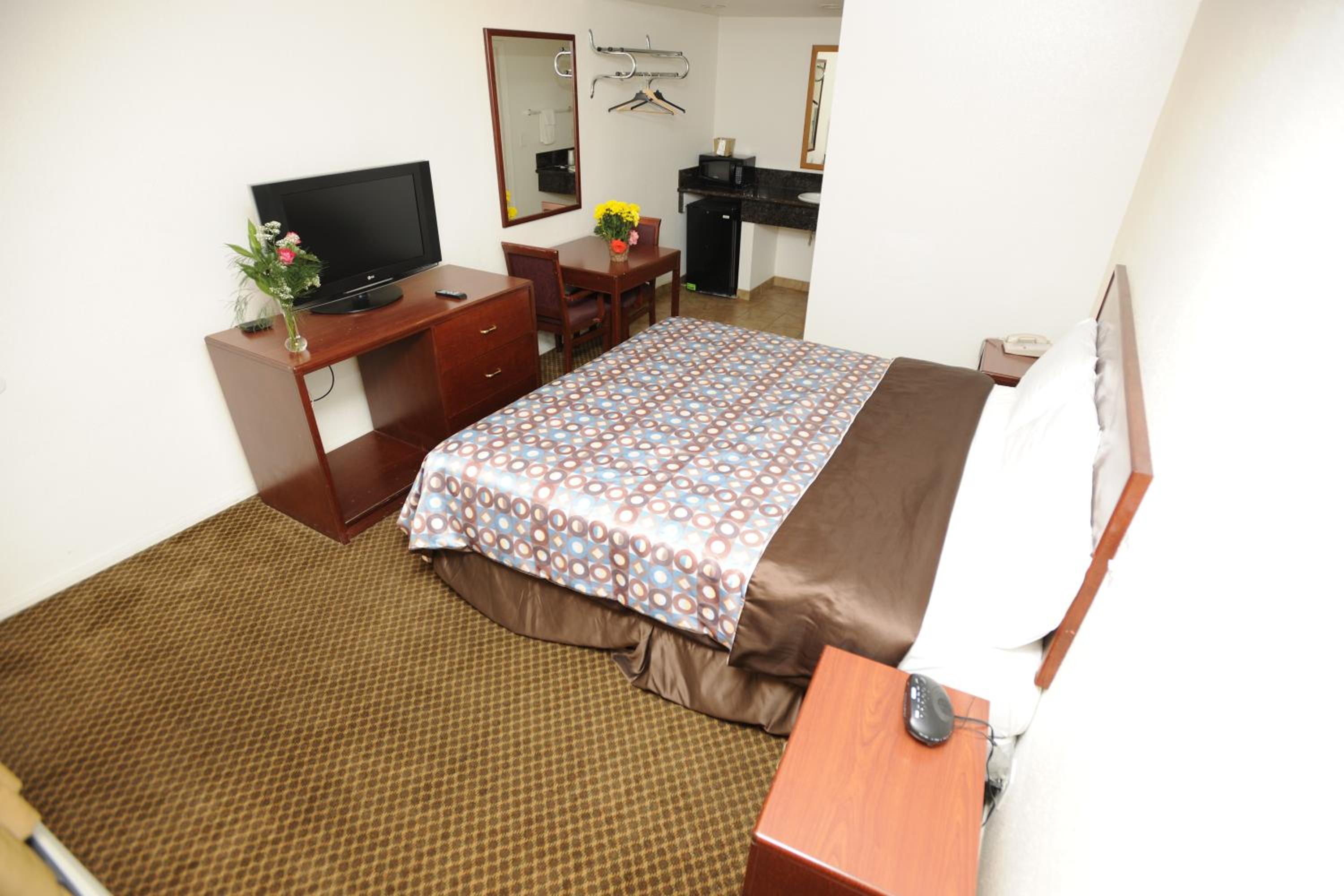Queen Room - Non-Smoking photo 3