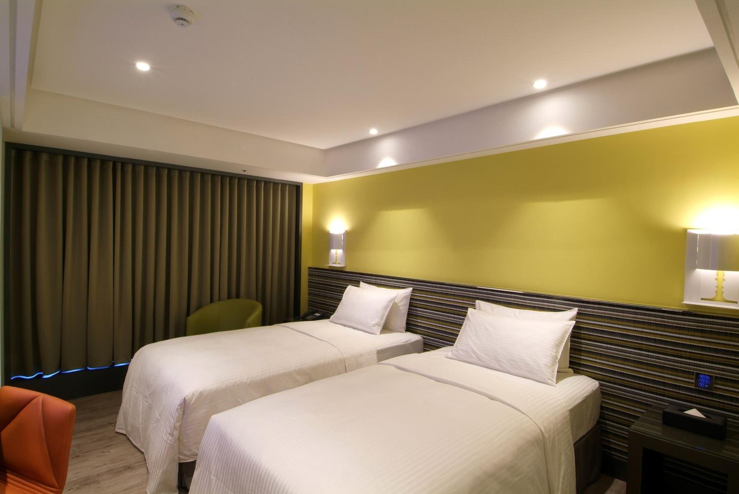 Standard Twin Room - Photo 4
