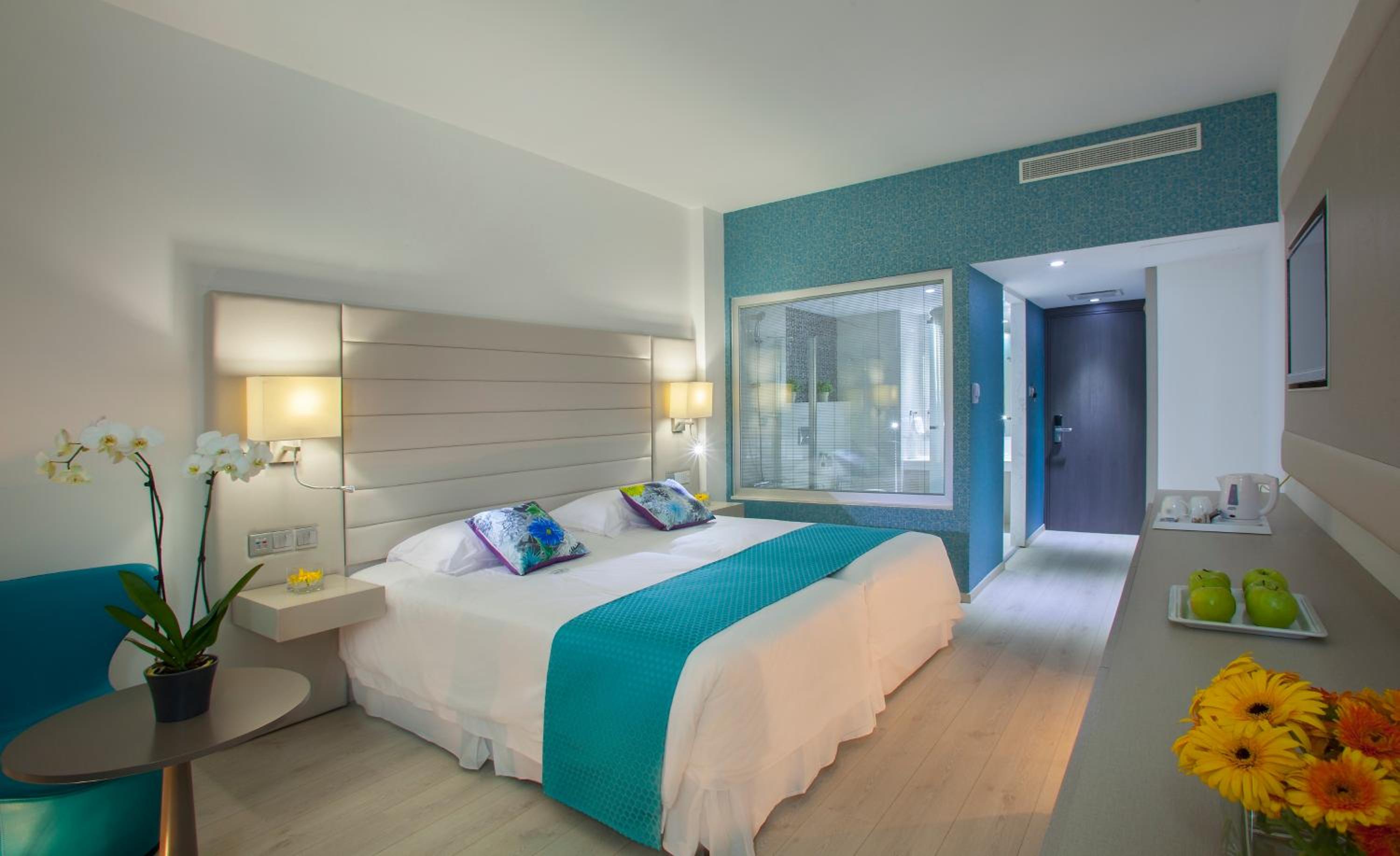 מלון קינג אבלטון פאפוס — Superior Room with Side Sea View