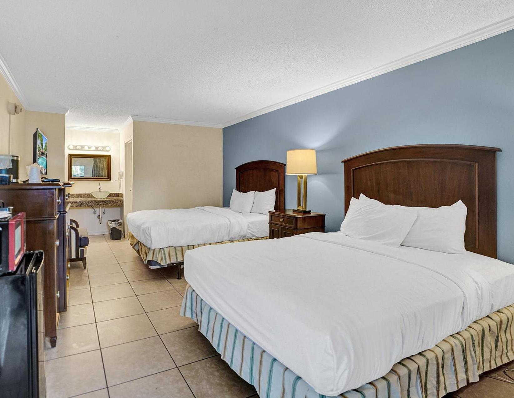Traditional 2 Queen Bed Cityside - Photo 5