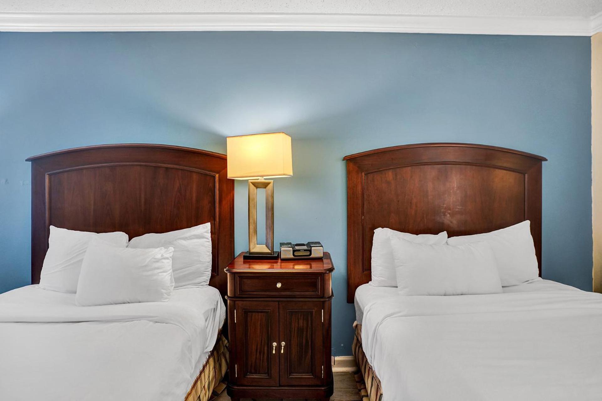 Traditional 2 Queen Bed Cityside - Photo 3