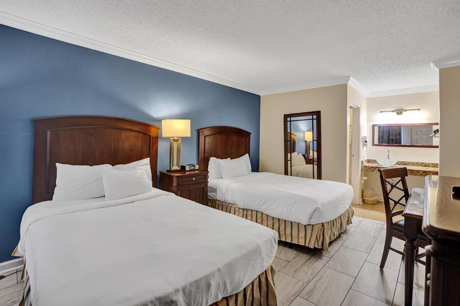 Traditional 2 Queen Bed Cityside - Photo 14