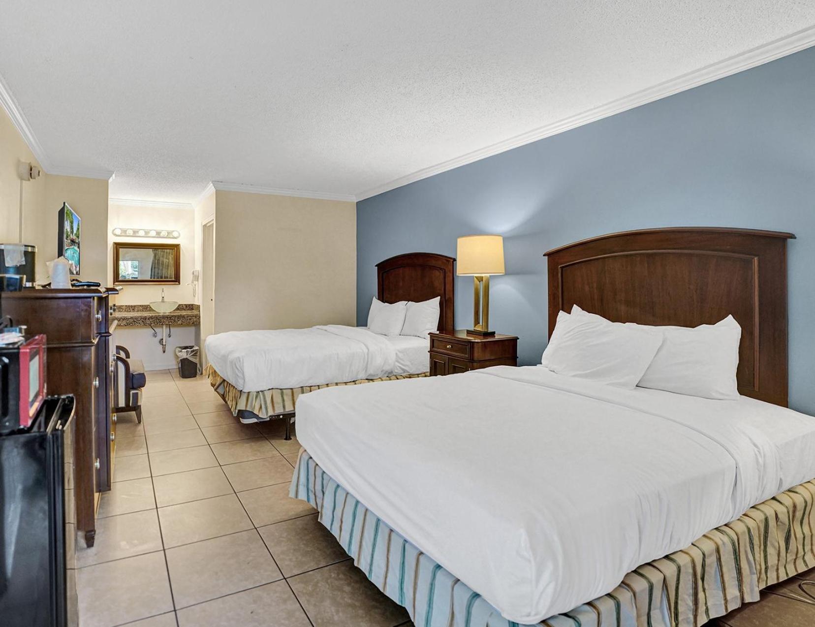 Traditional 2 Queen Bed Cityside - Photo 2