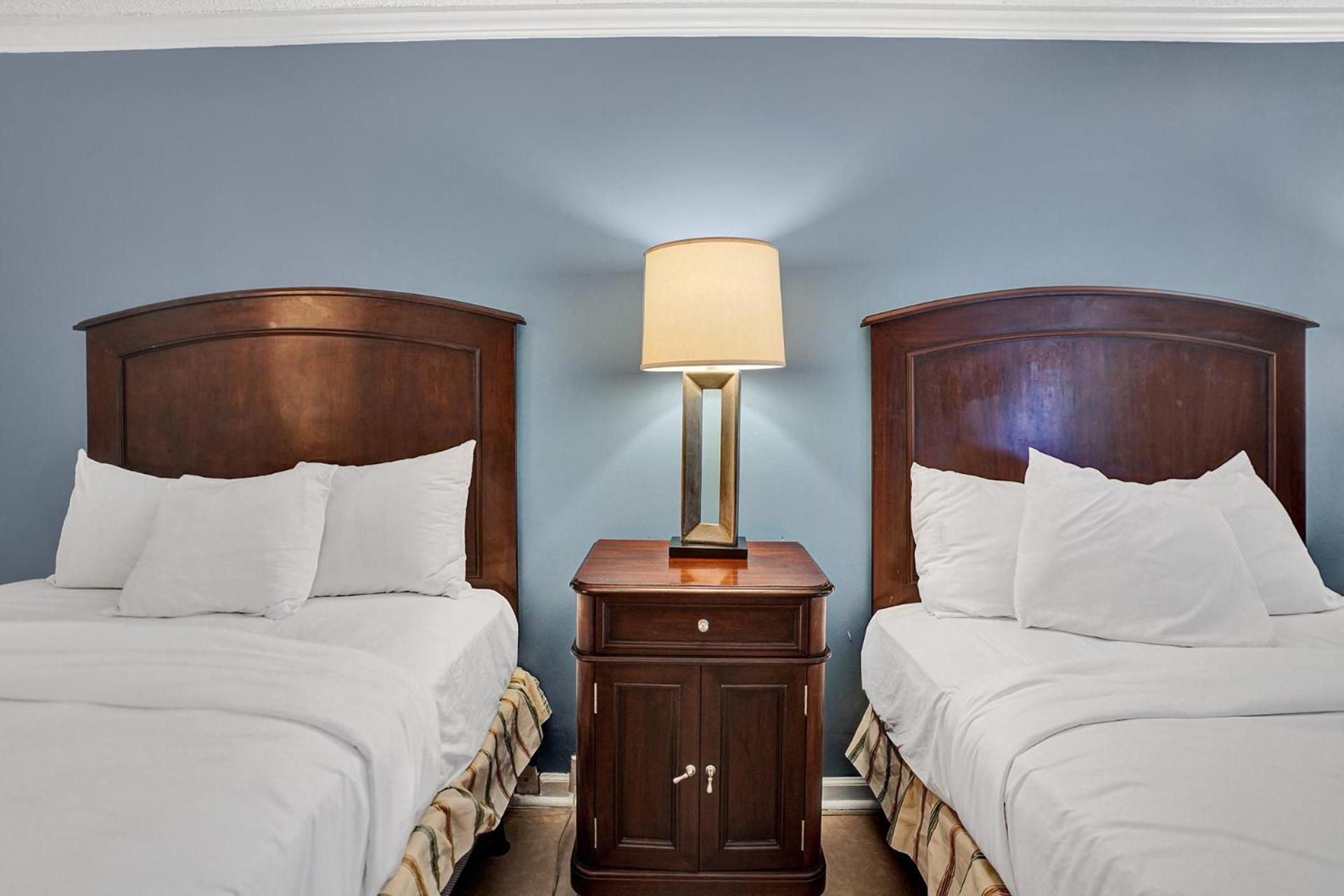 Traditional 2 Queen Bed Cityside - Photo 11