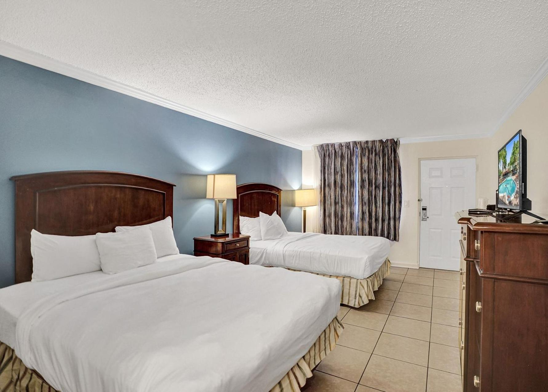 Traditional 2 Queen Bed Cityside - Photo 9