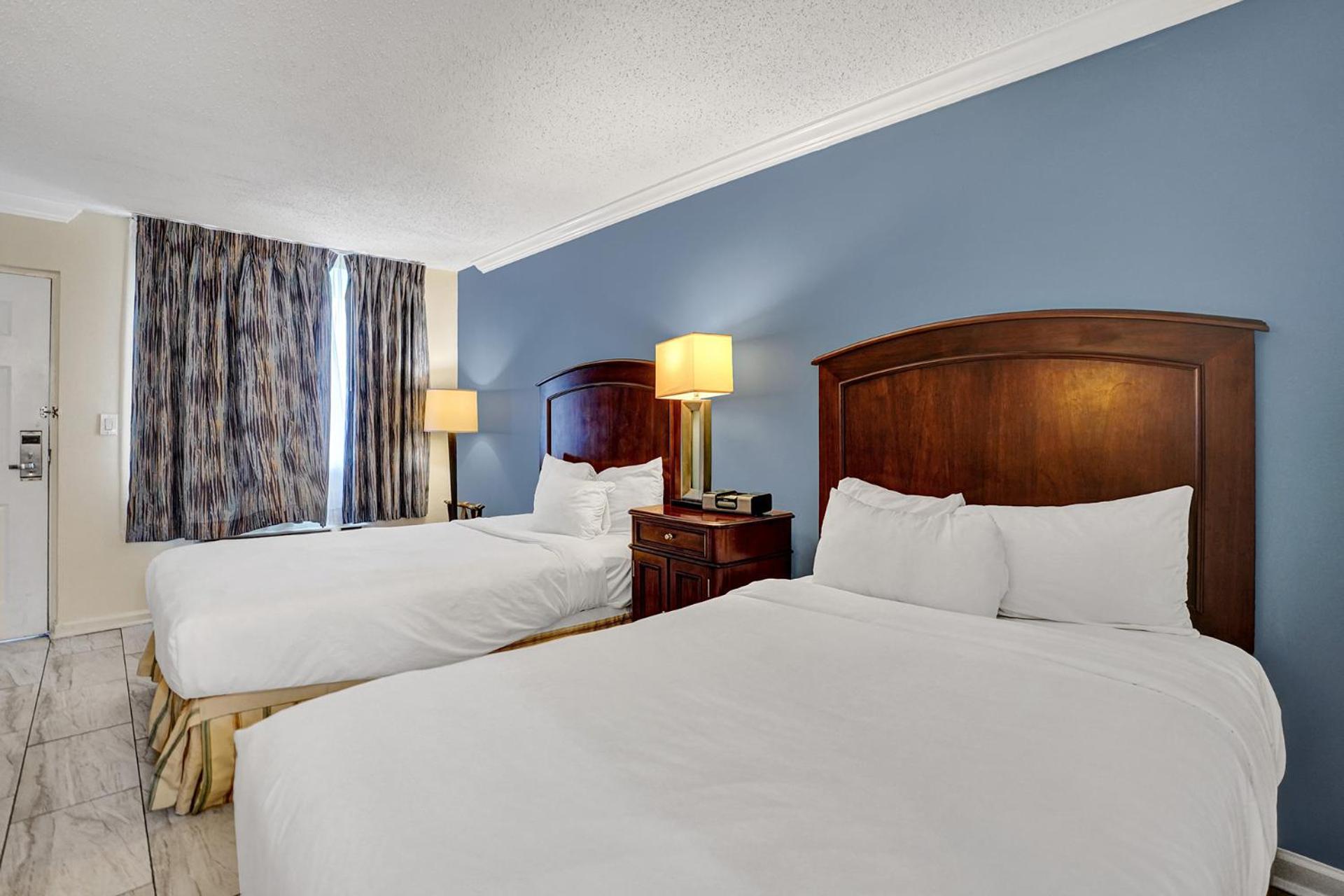 Traditional 2 Queen Bed Cityside - Photo 6