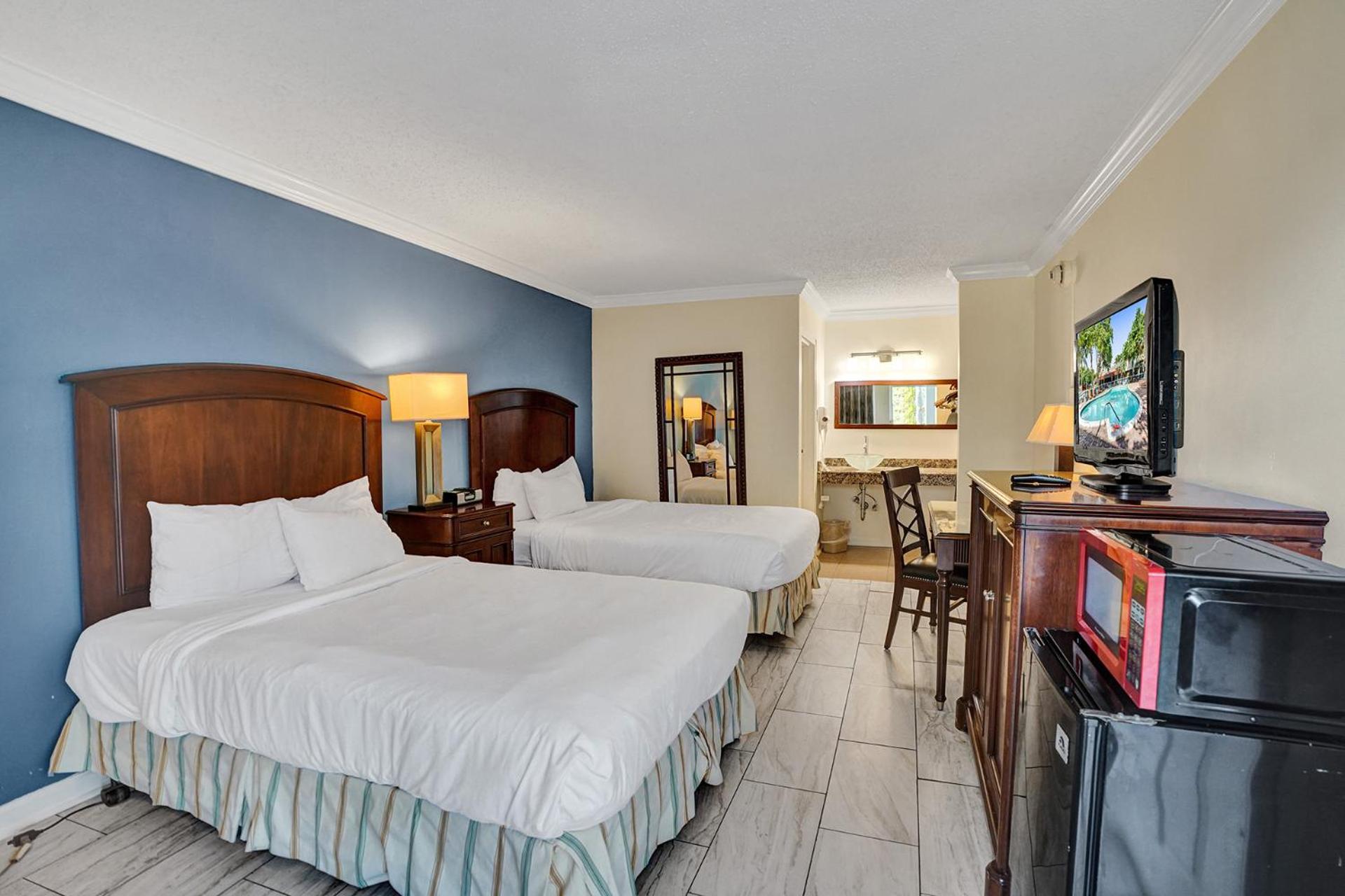 Traditional 2 Queen Bed Cityside - Photo 13