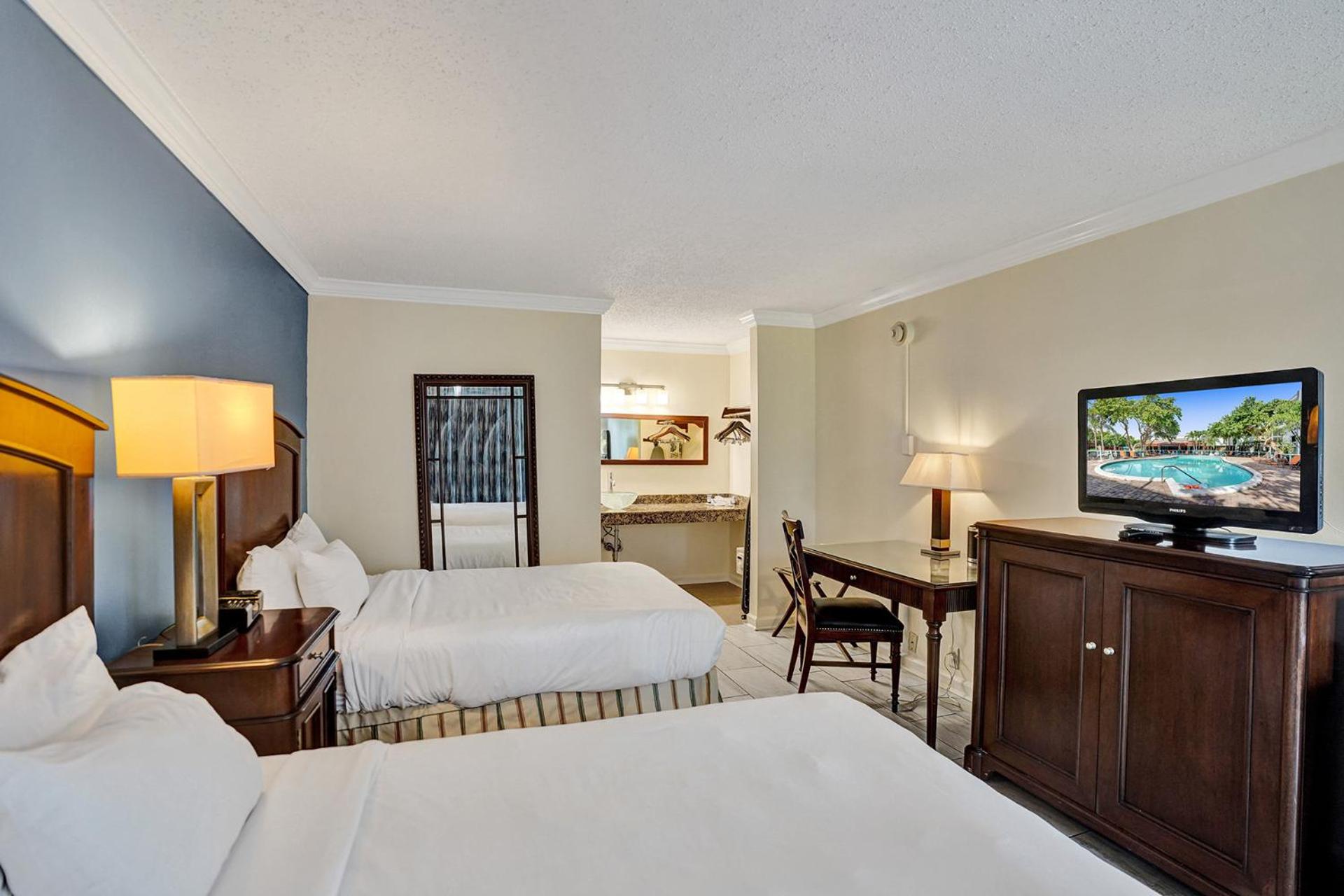 Traditional 2 Queen Bed Cityside - Photo 10