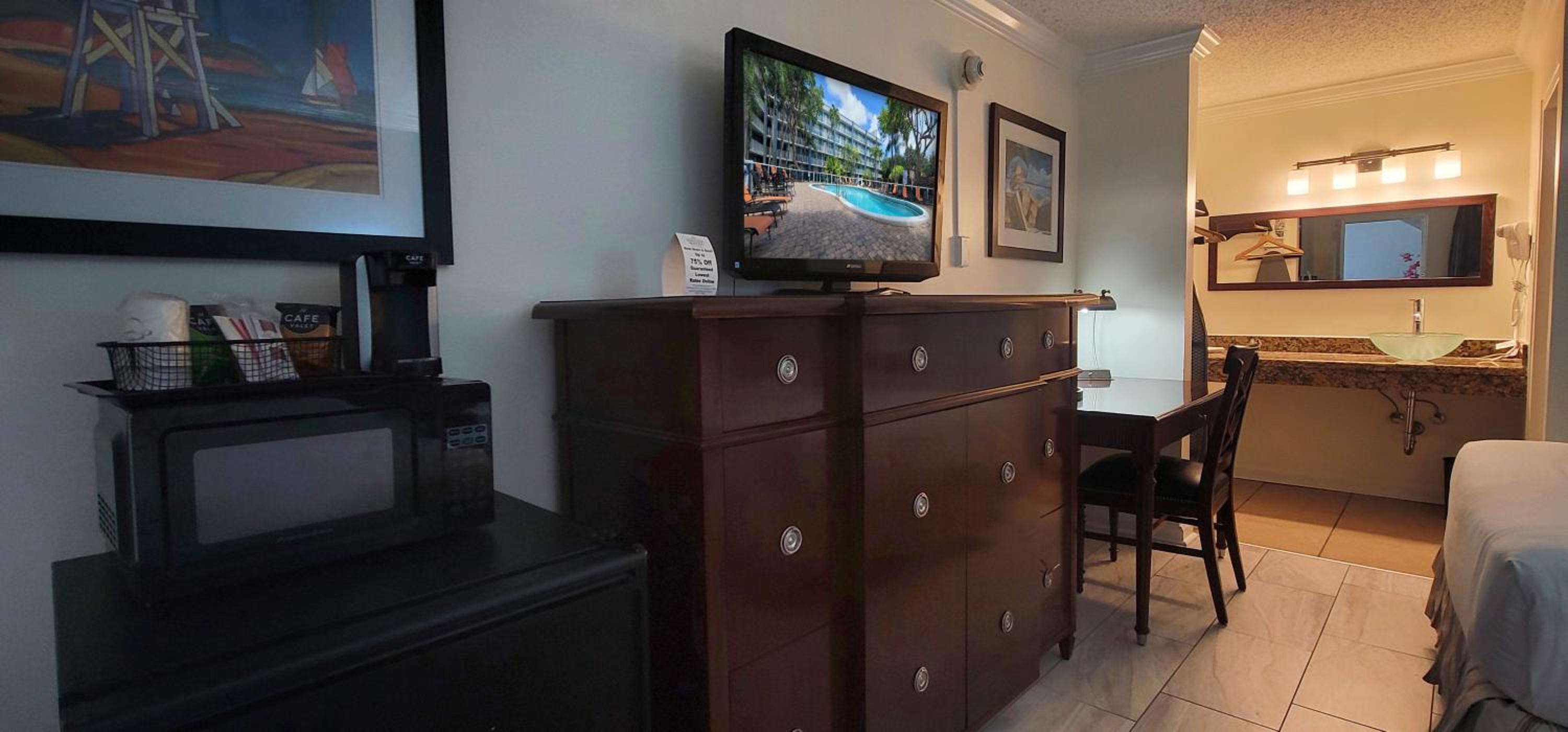 Traditional 2 Queen Bed Cityside - Photo 16