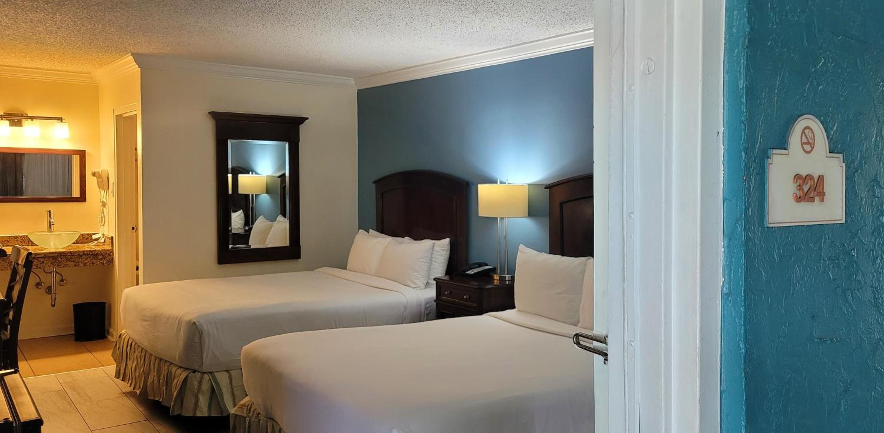 Traditional 2 Queen Bed Cityside - Photo 1