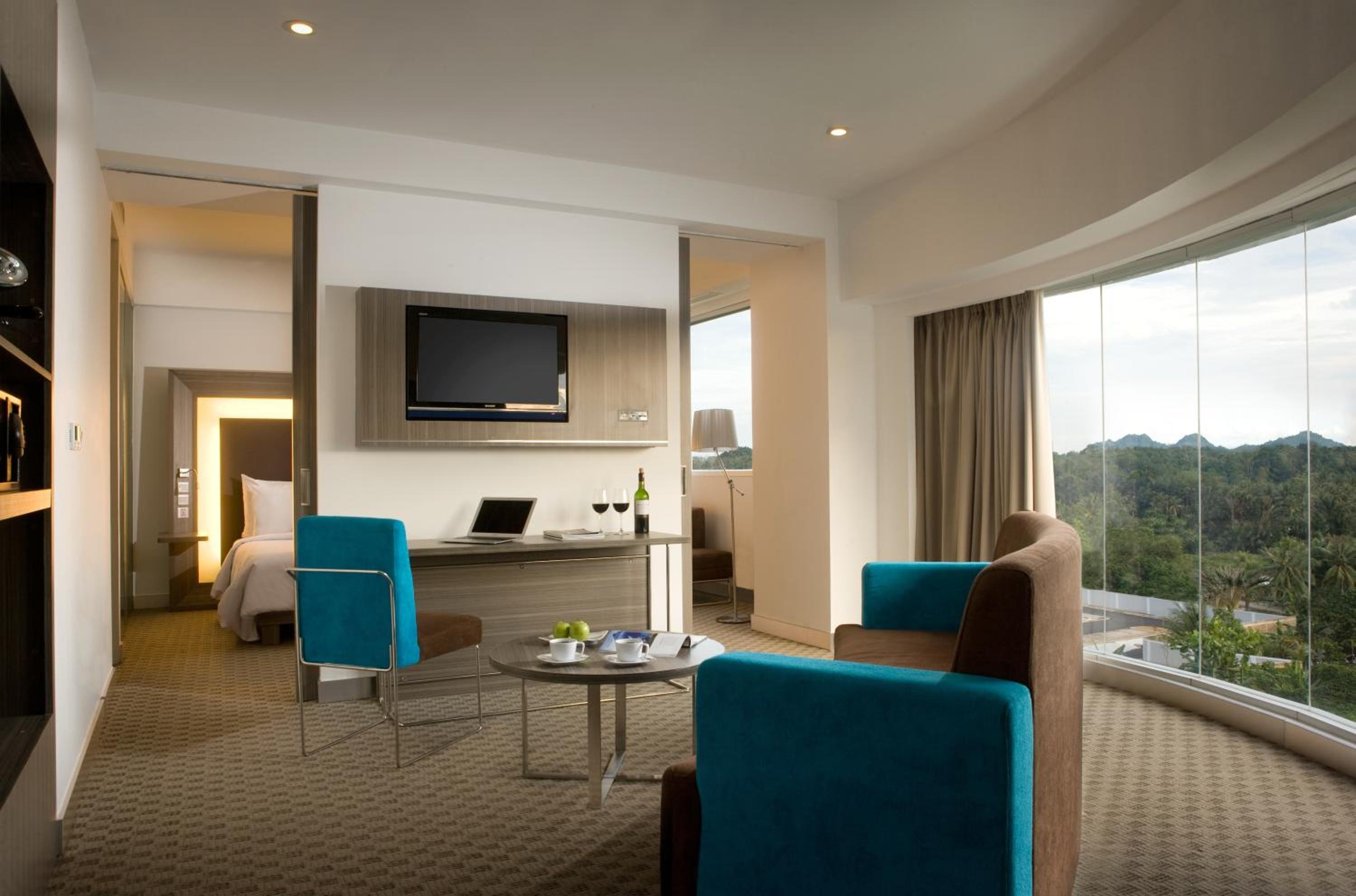 Suite with King Bed - Photo 9