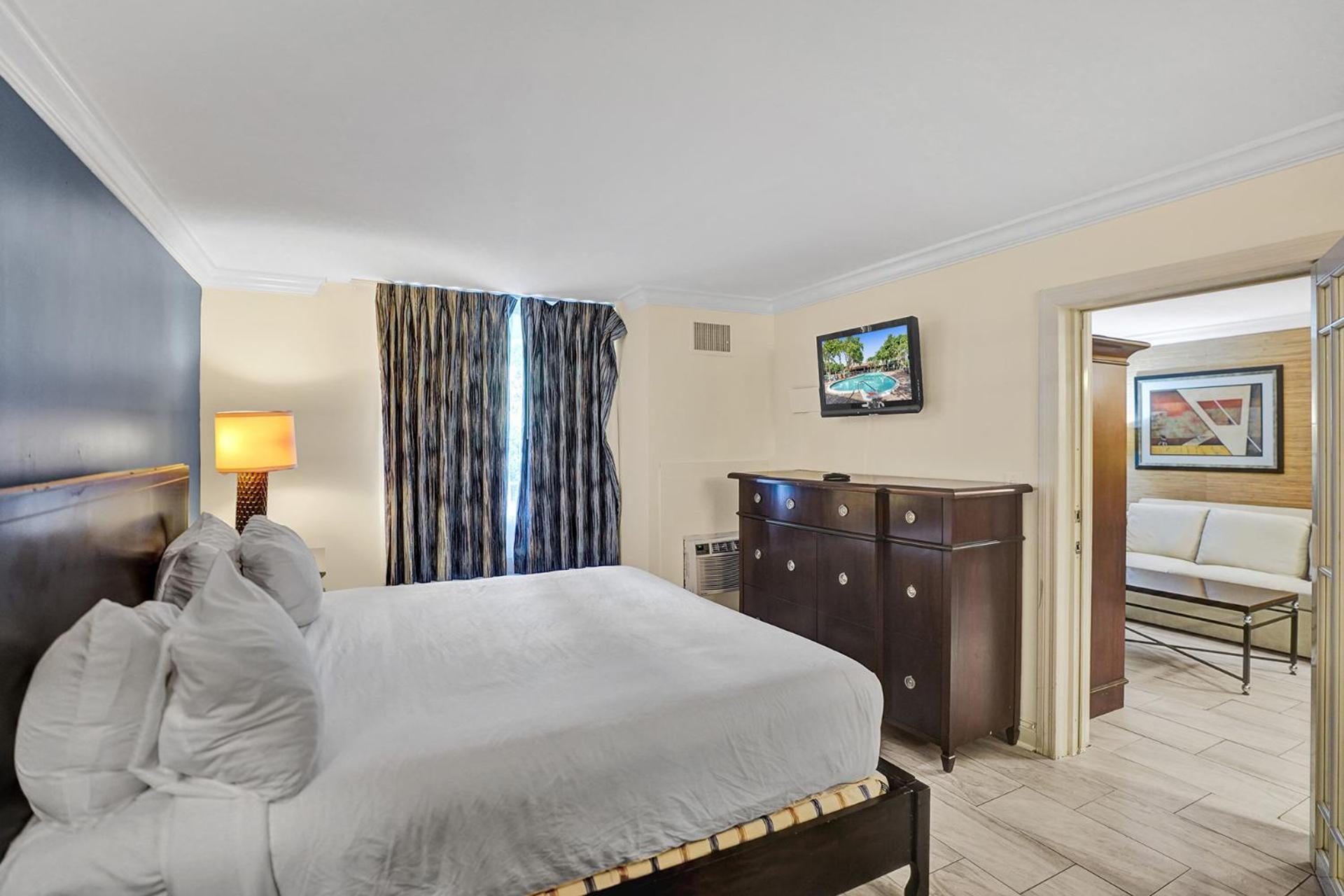 Executive Suite King Poolside - Photo 15