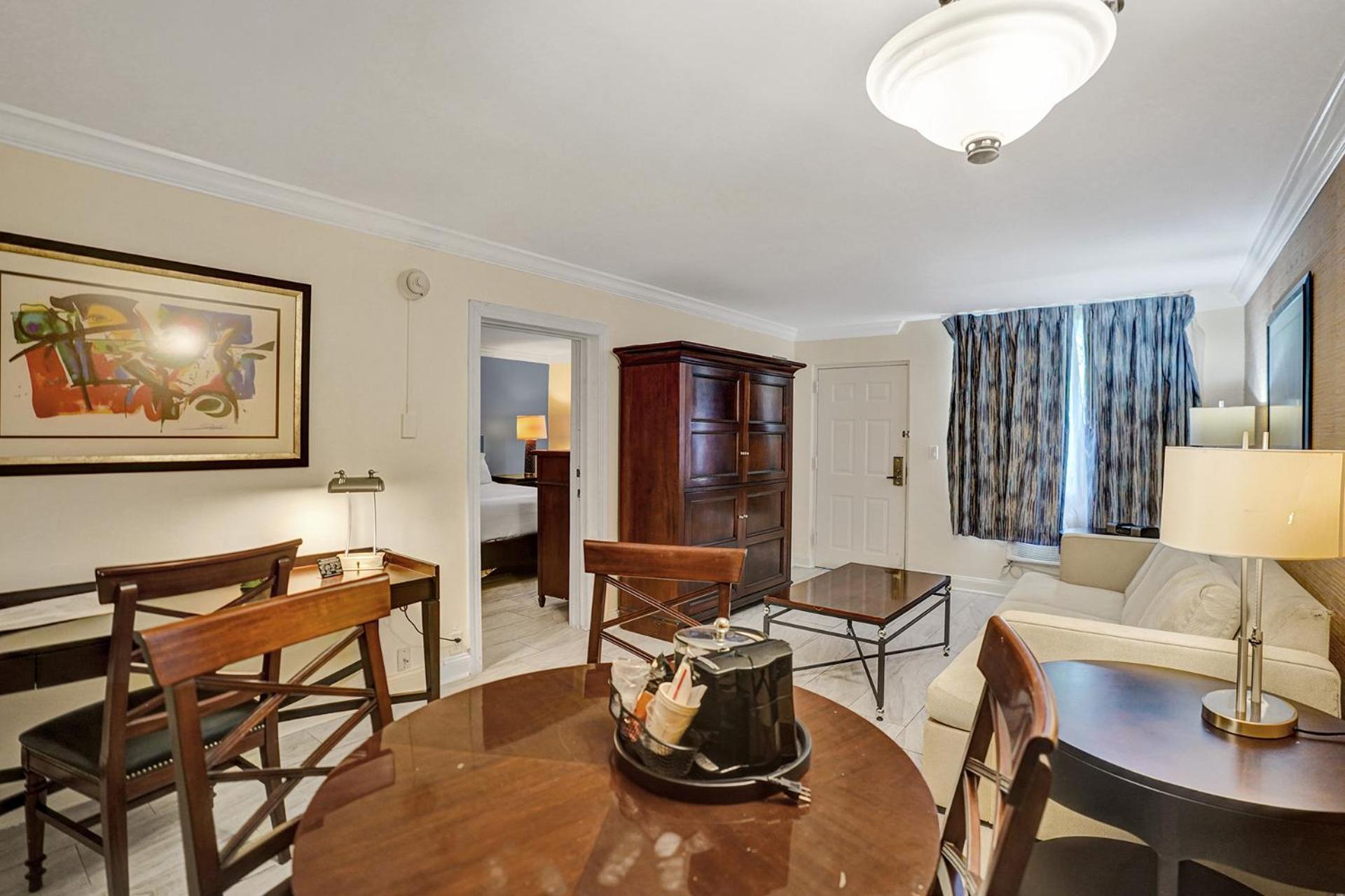 Executive Suite King Poolside - Photo 2