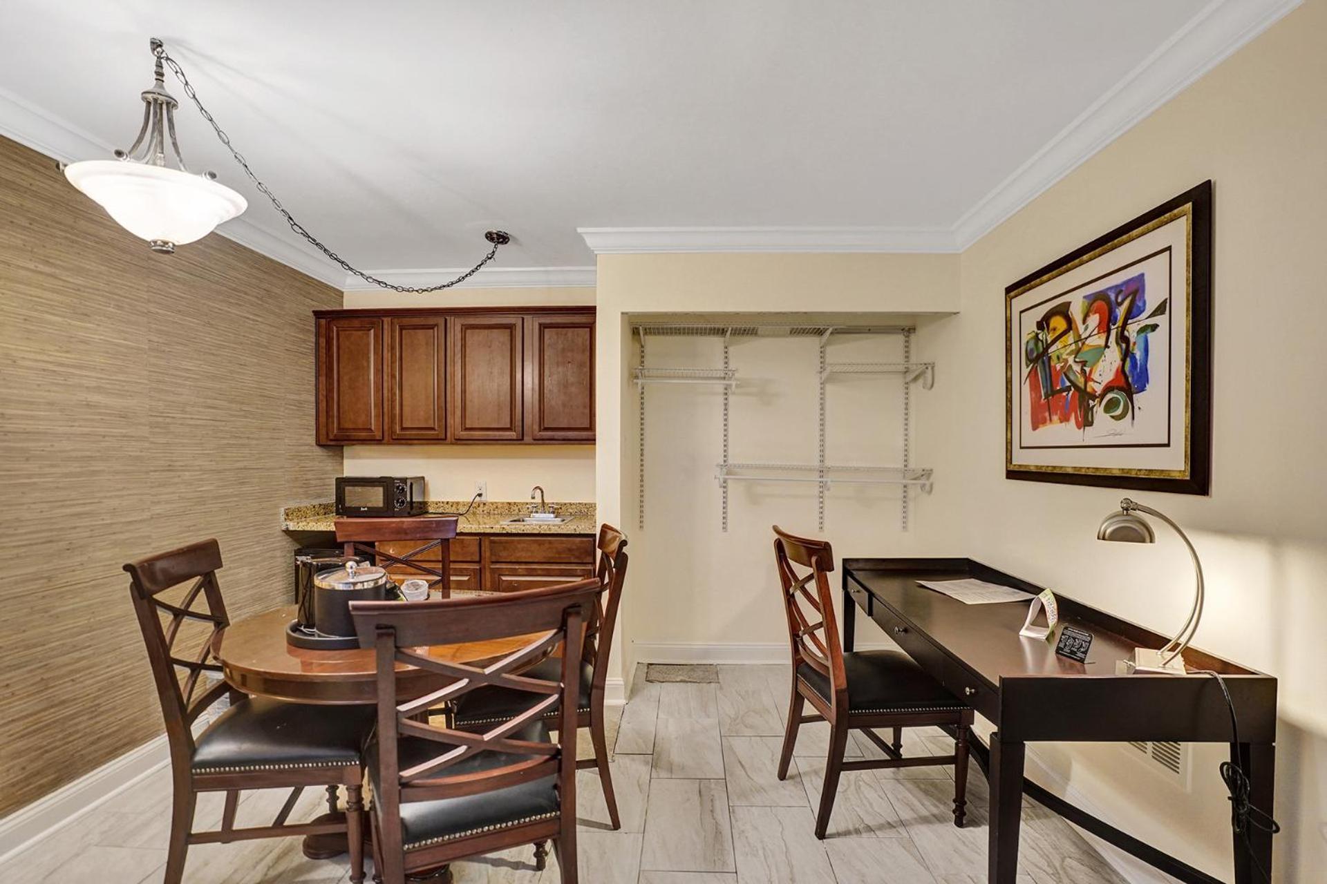 Executive Suite King Poolside - Photo 13