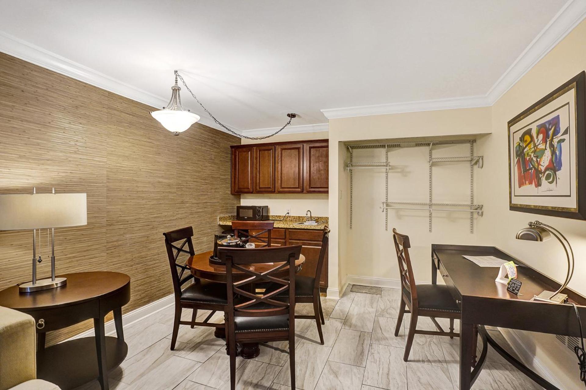 Executive Suite King Poolside - Photo 12