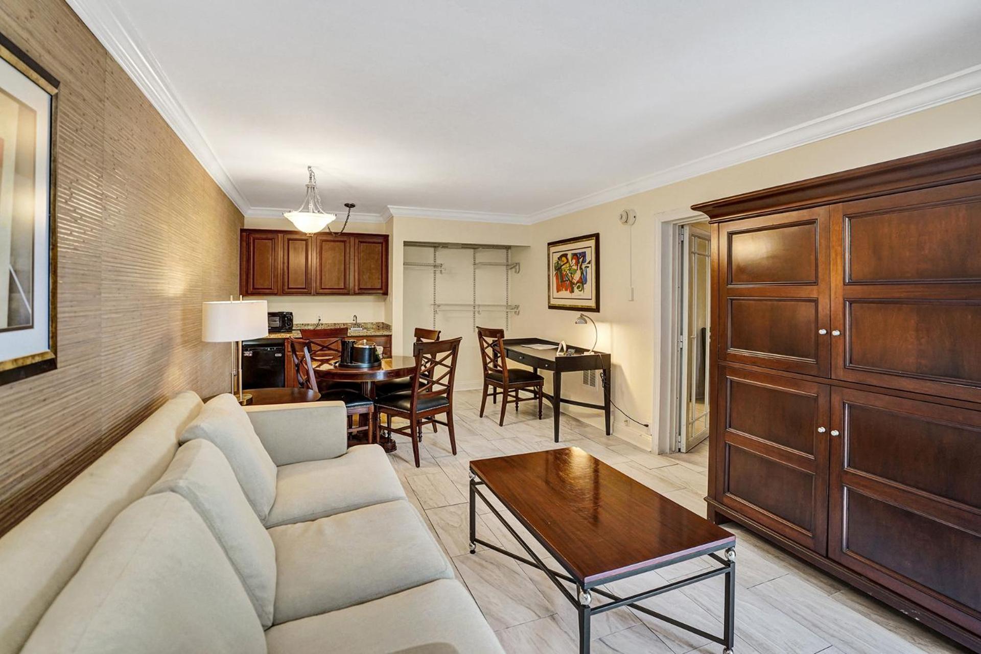 Executive Suite King Poolside - Photo 10