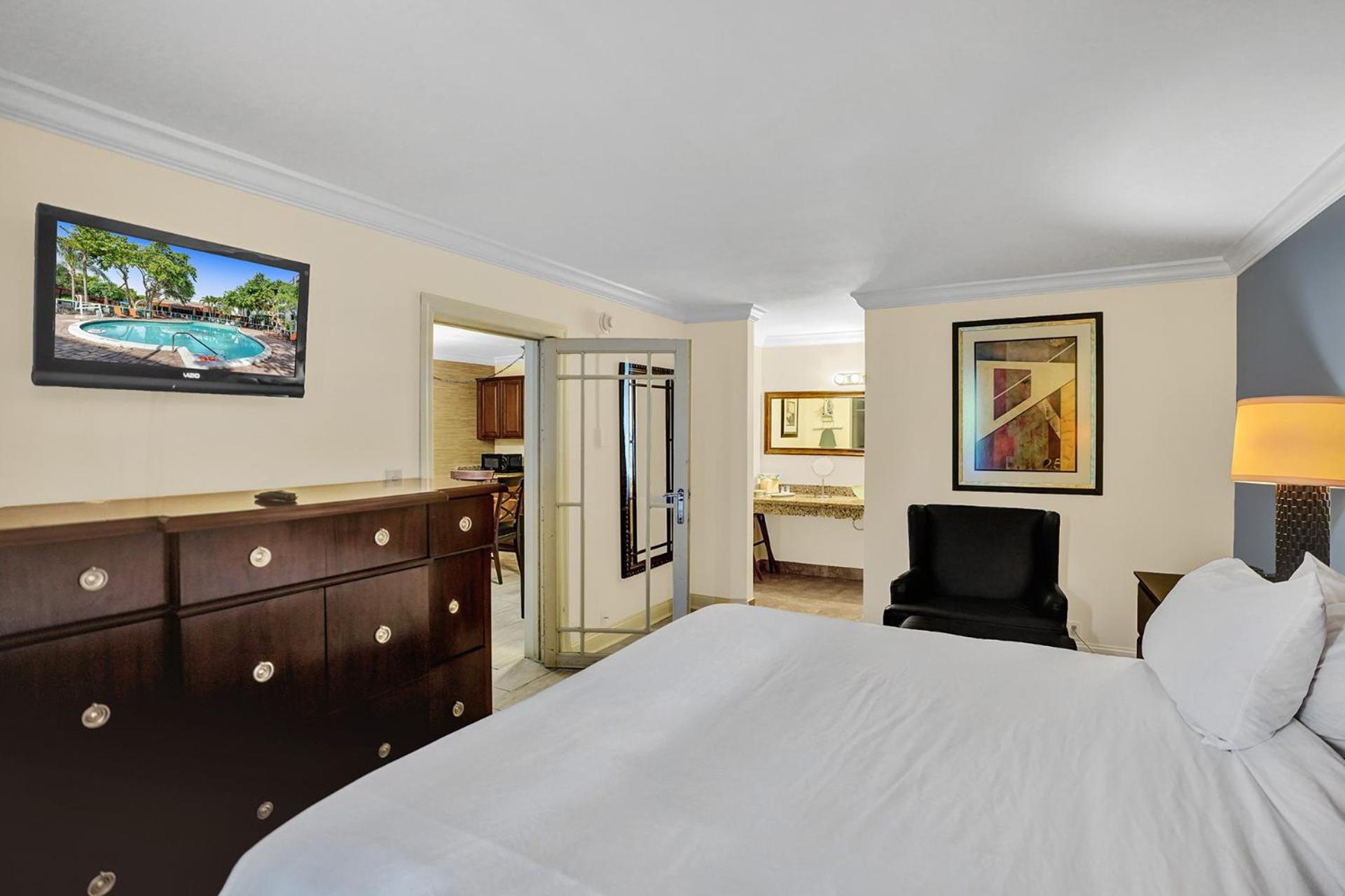 Executive Suite King Poolside - Photo 11