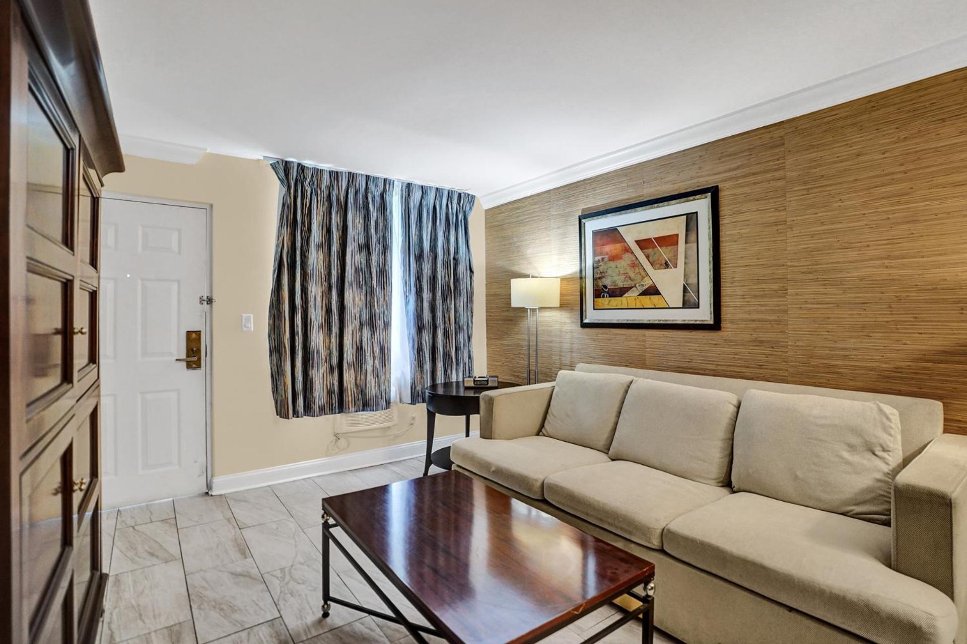 Executive Suite King Poolside - Photo 9