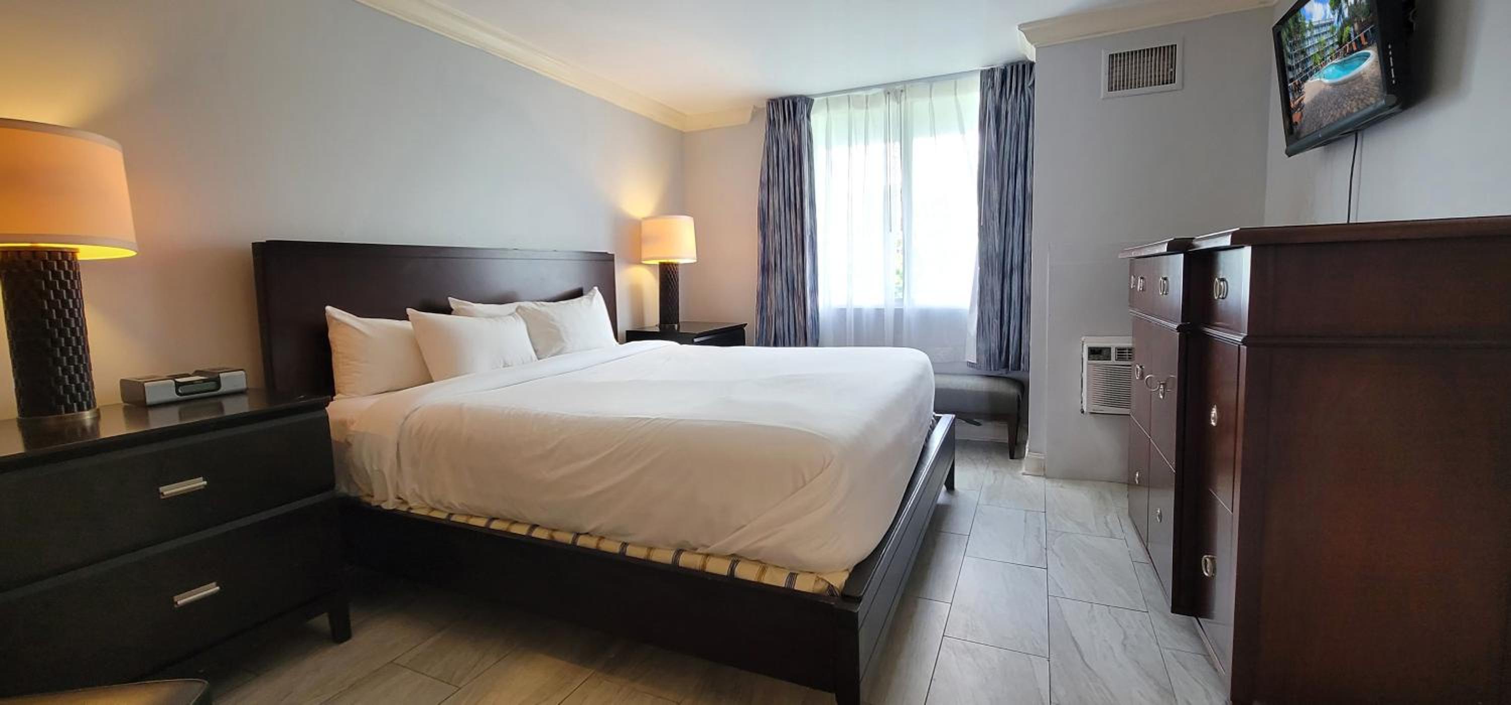 Executive Suite King Poolside - Photo 14