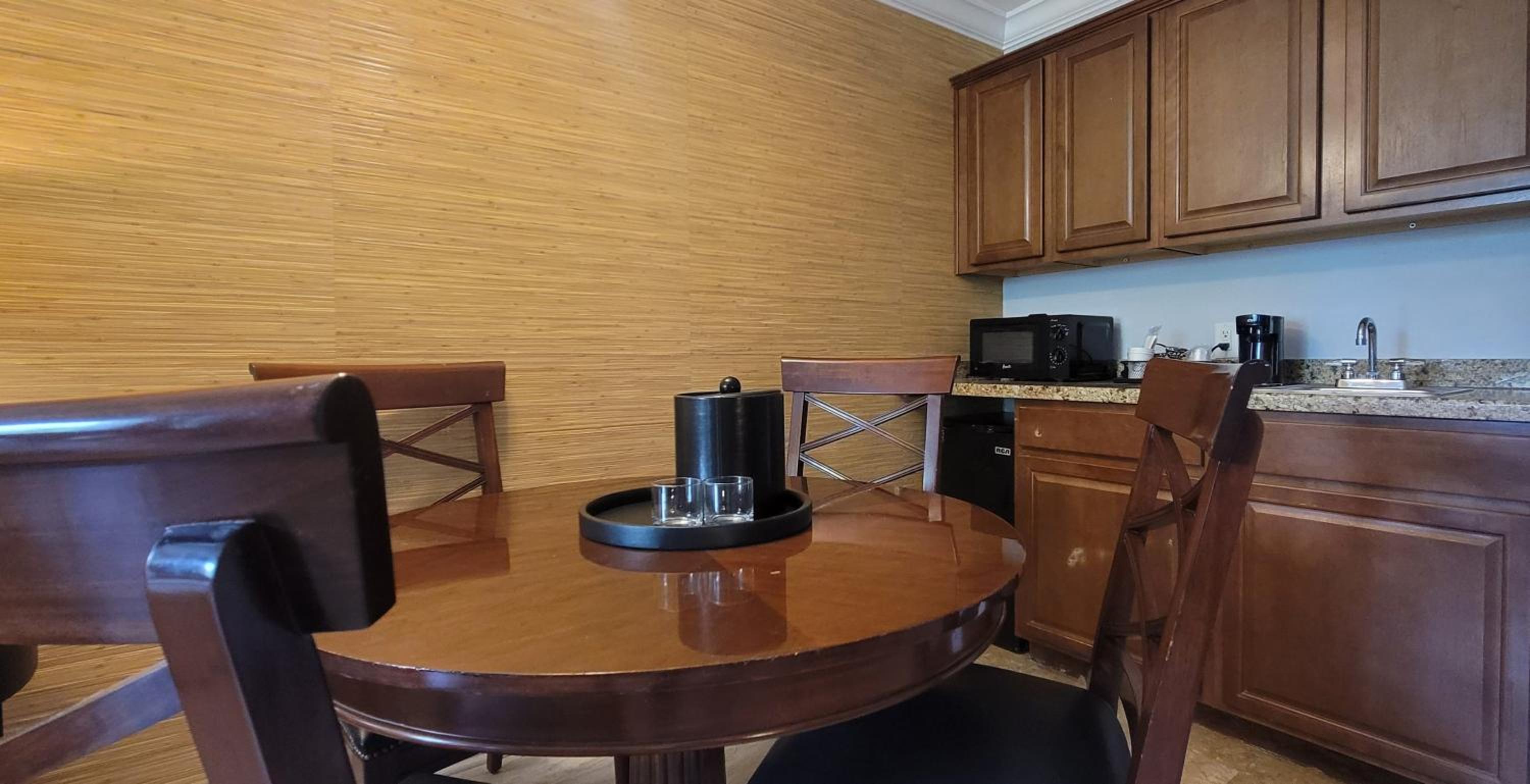 Executive Suite King Poolside - Photo 3