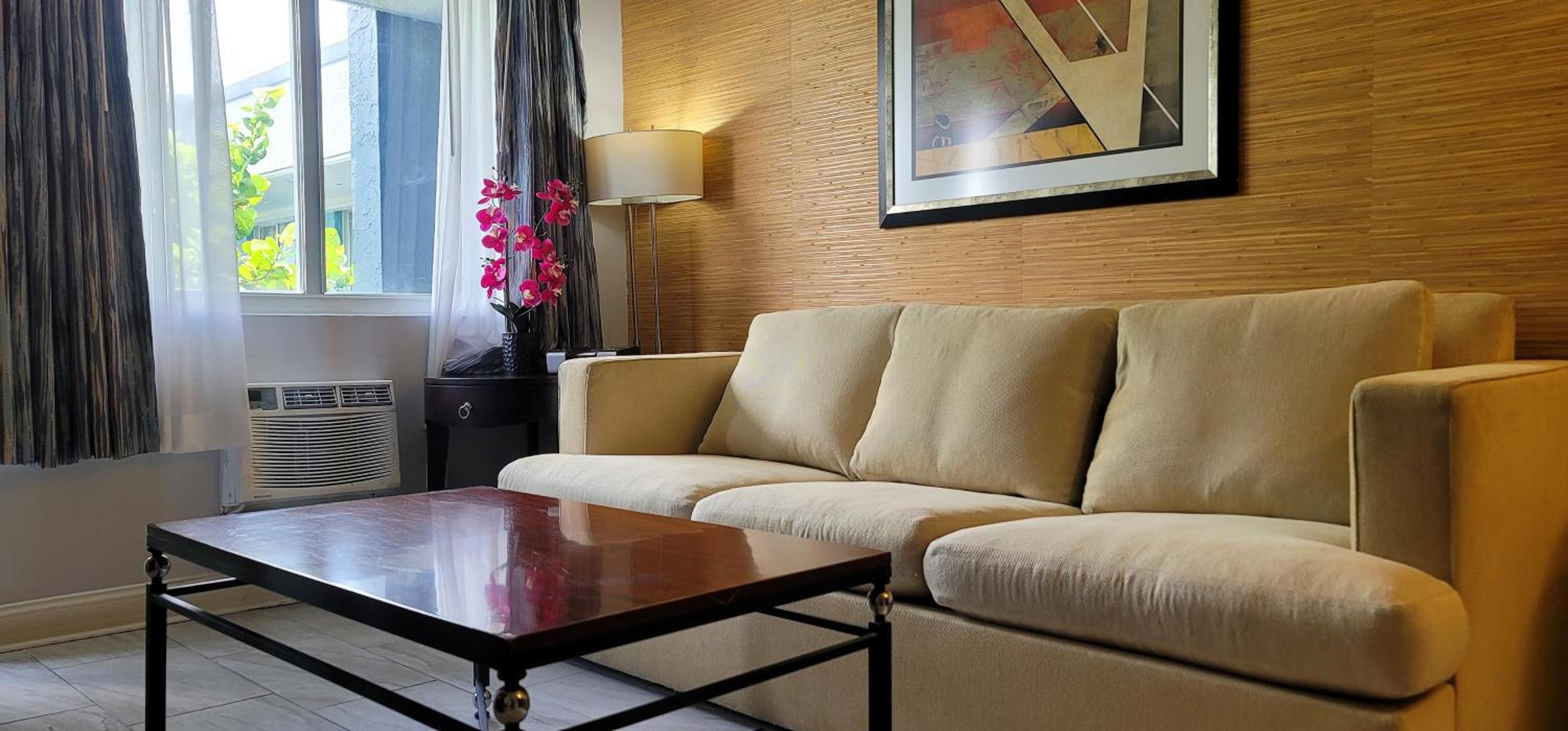Executive Suite King Poolside - Photo 16