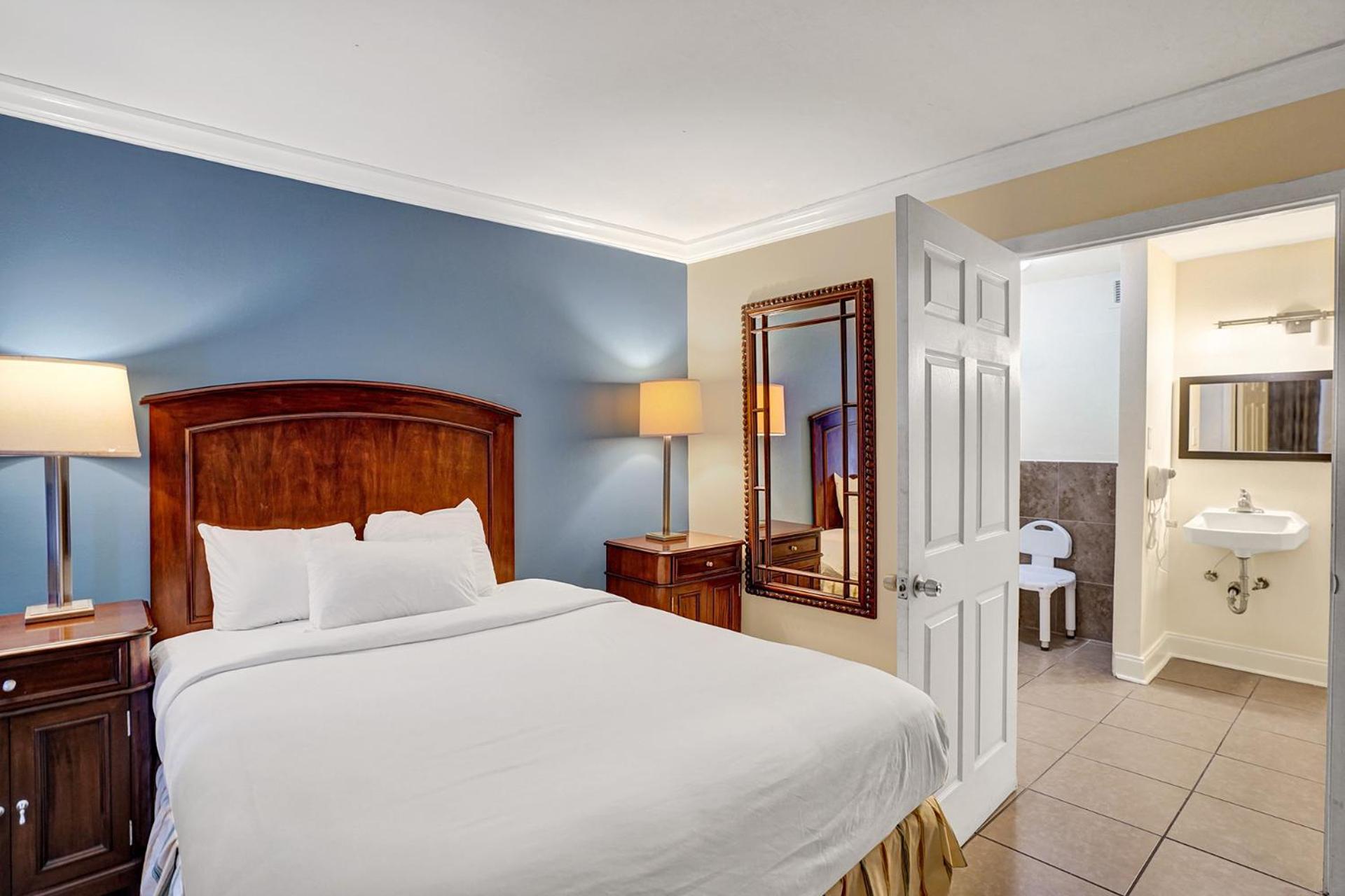 Queen Bed Accessible - Photo 8