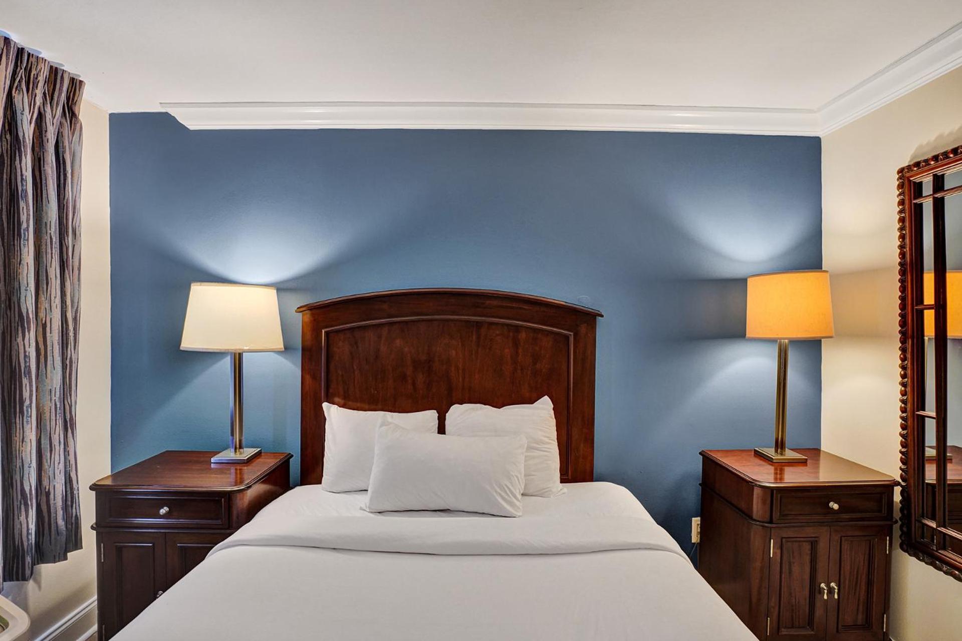 Queen Bed Accessible - Photo 1