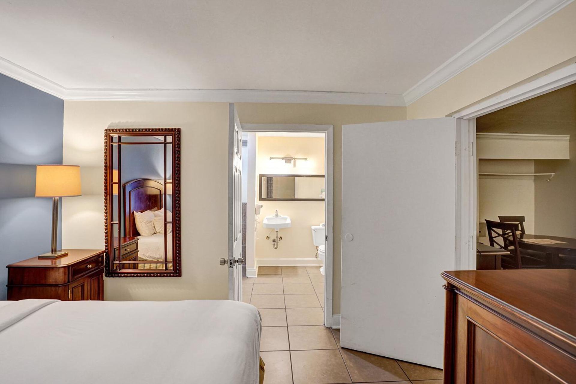 Queen Bed Accessible - Photo 3
