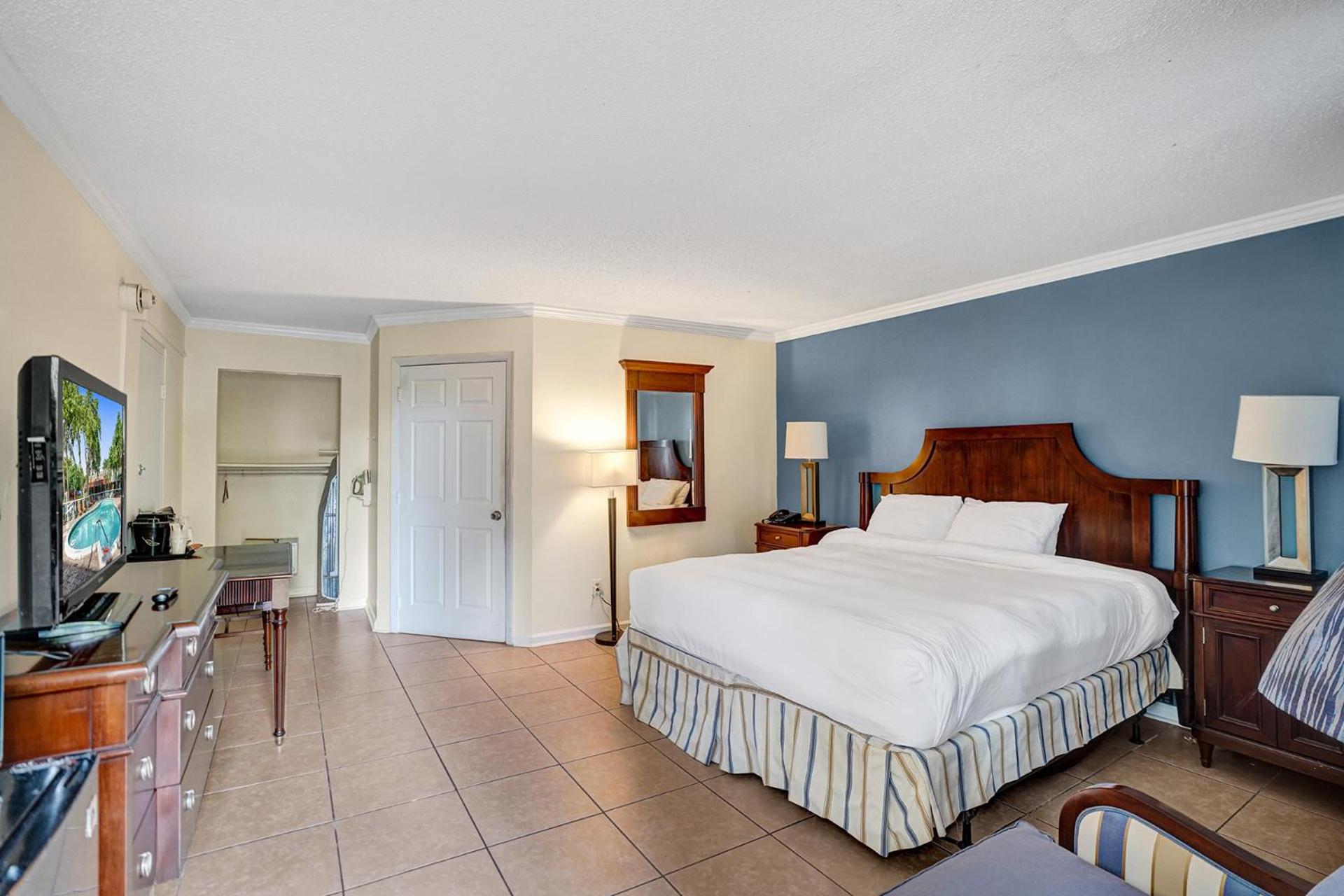 Queen Bed Accessible - Photo 7