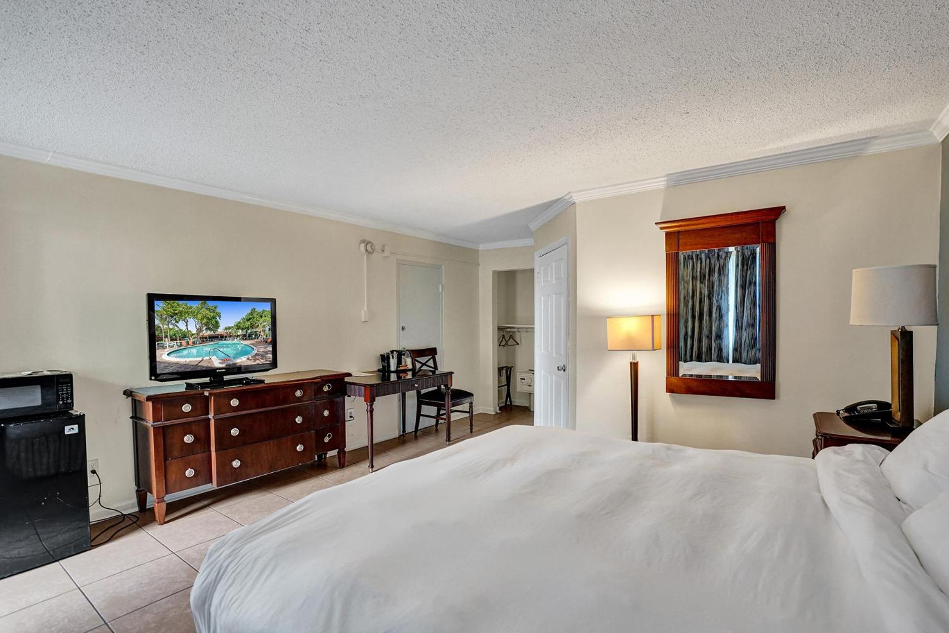 Queen Bed Accessible - Photo 6