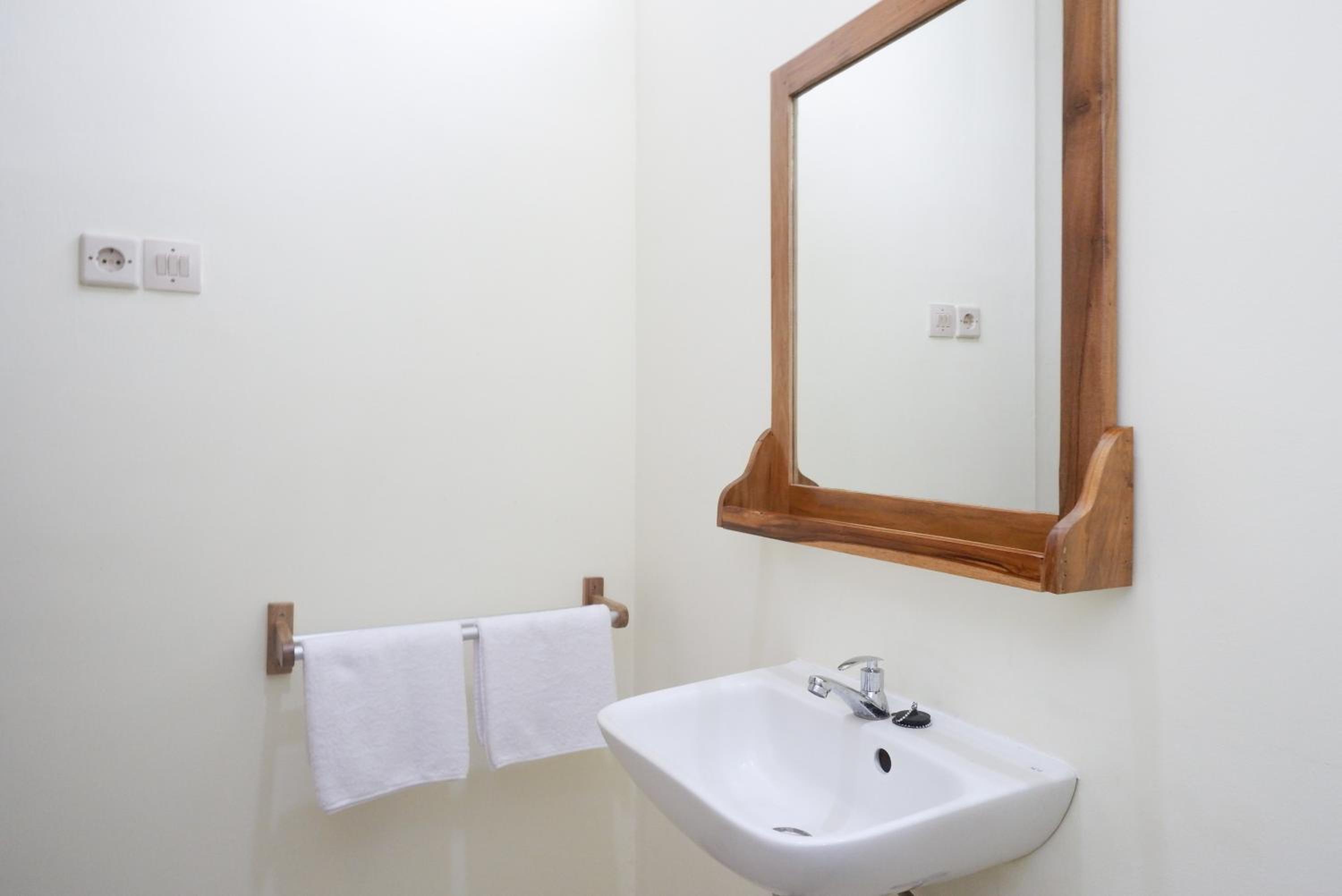 Standard Double Room - Photo 10