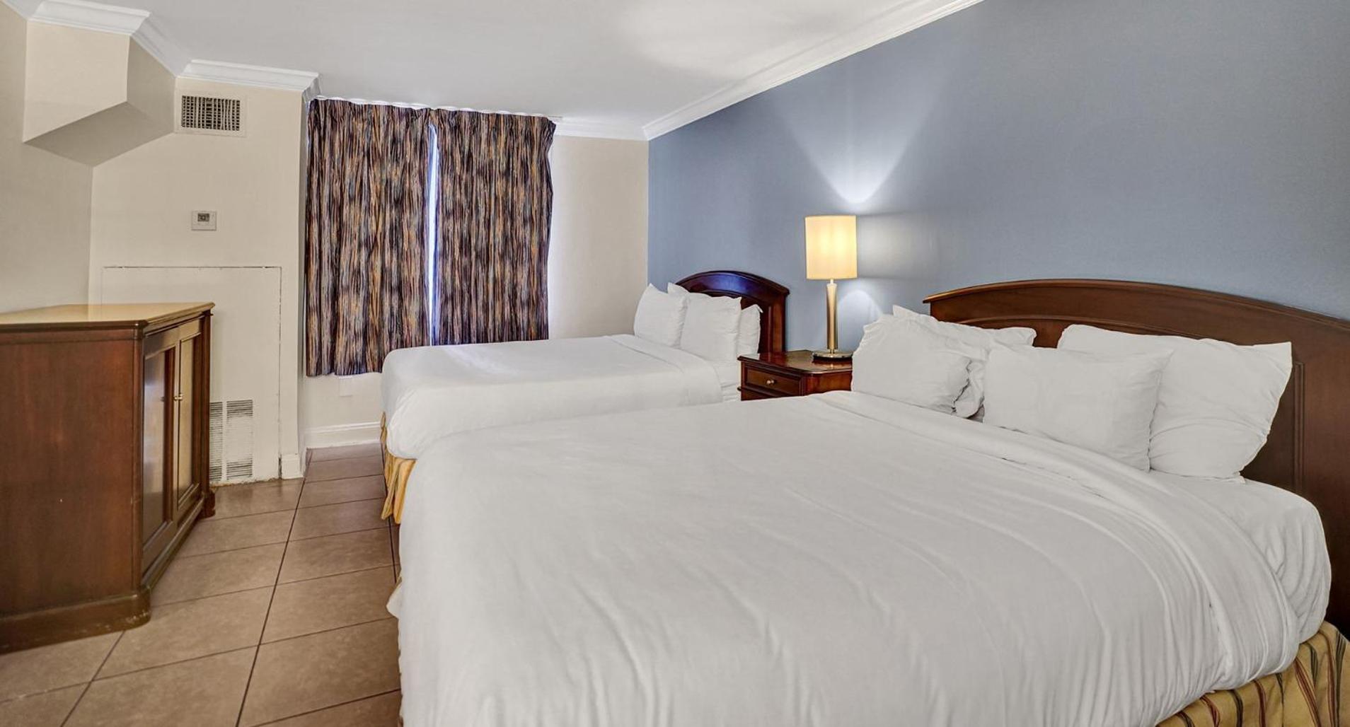 Traditional Suite 2 Queen Bed Poolside - Photo 4