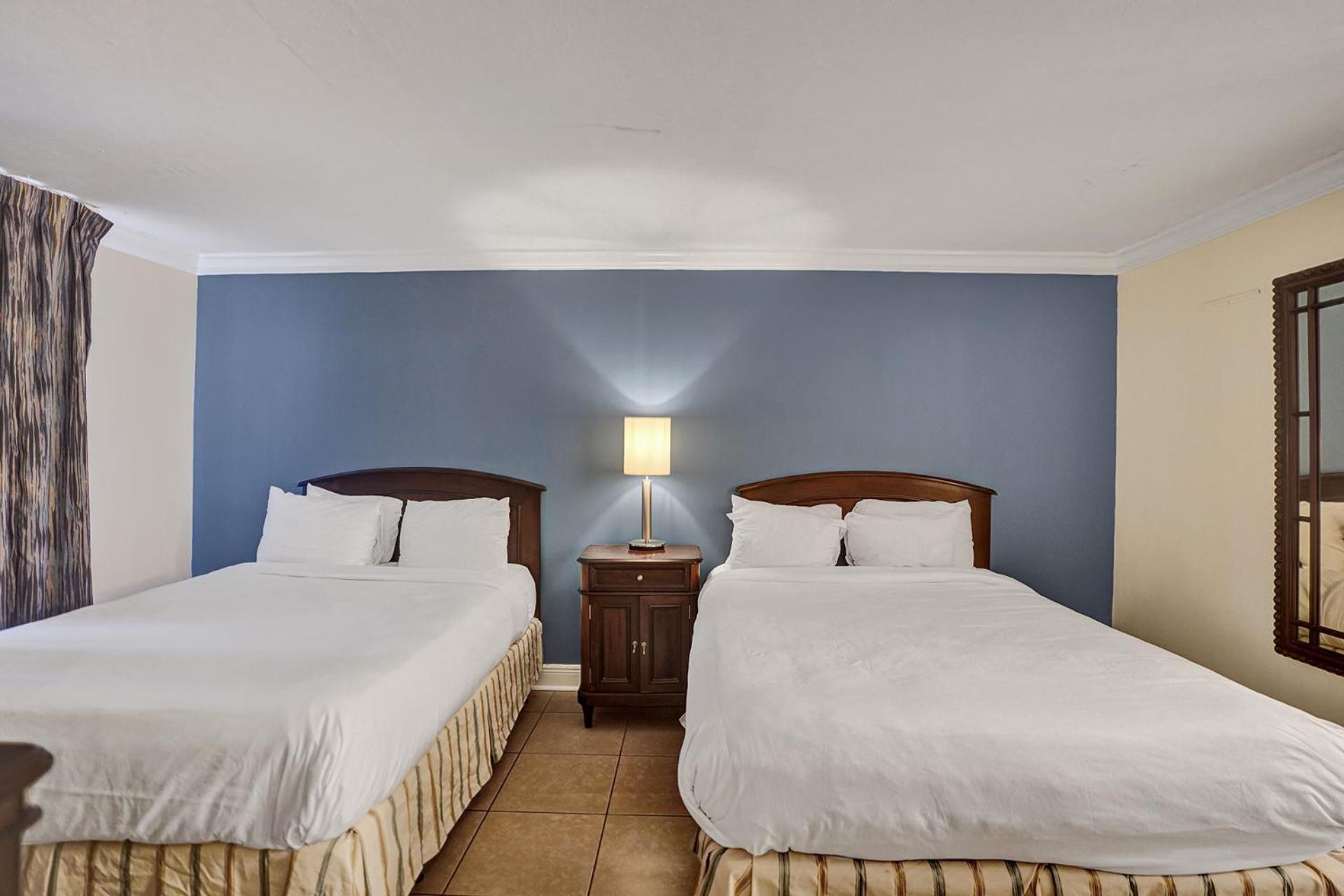 Traditional Suite 2 Queen Bed Poolside - Photo 5