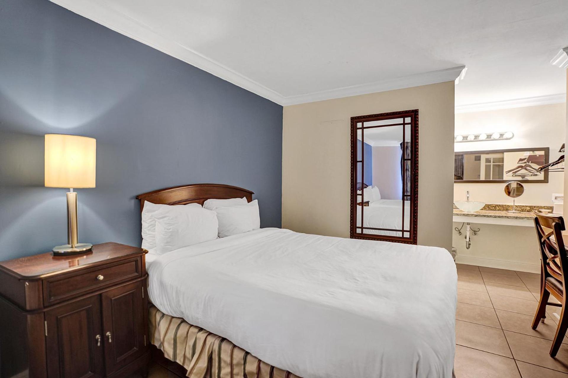 Traditional Suite 2 Queen Bed Poolside - Photo 7