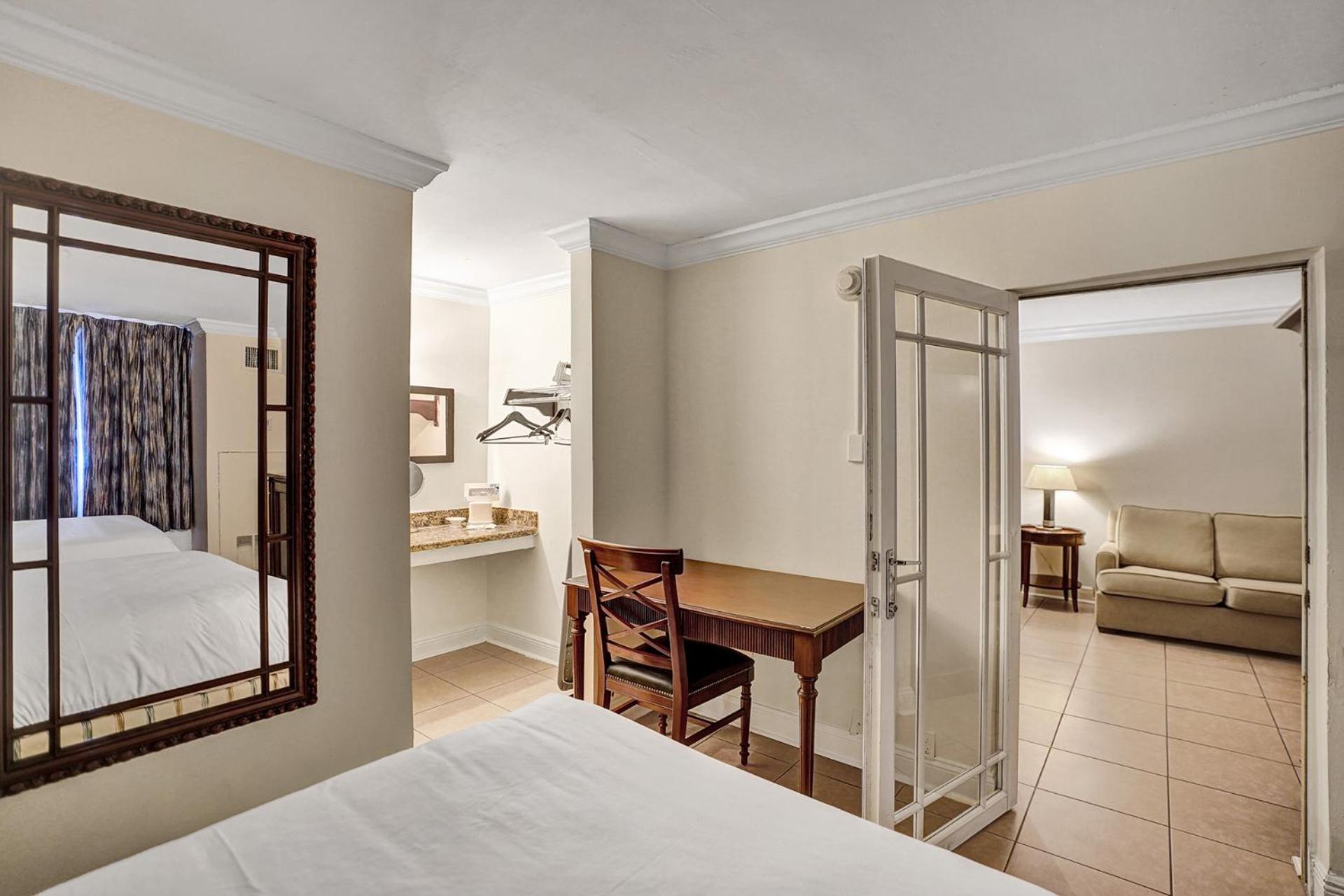 Traditional Suite 2 Queen Bed Poolside - Photo 2