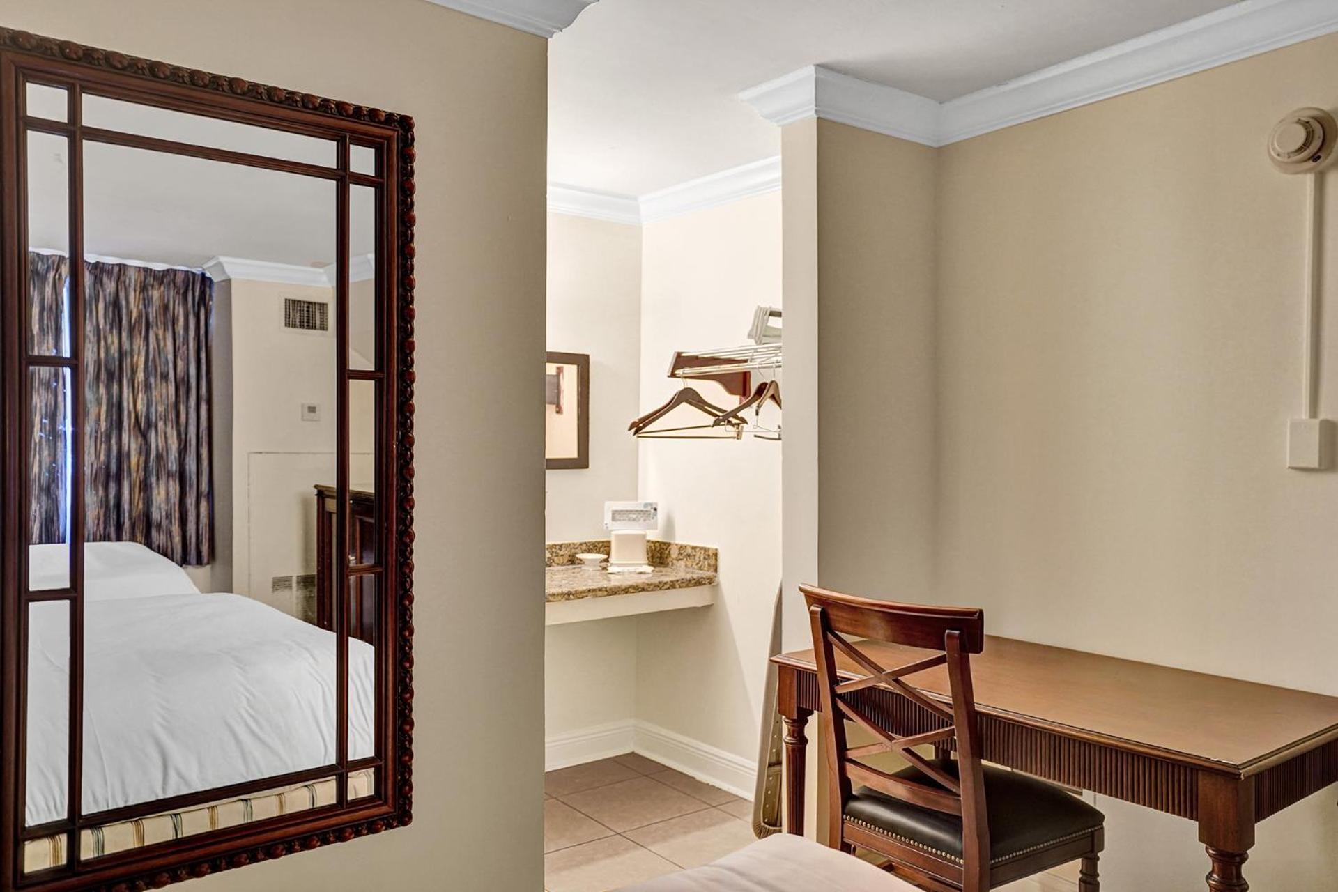 Traditional Suite 2 Queen Bed Poolside - Photo 9