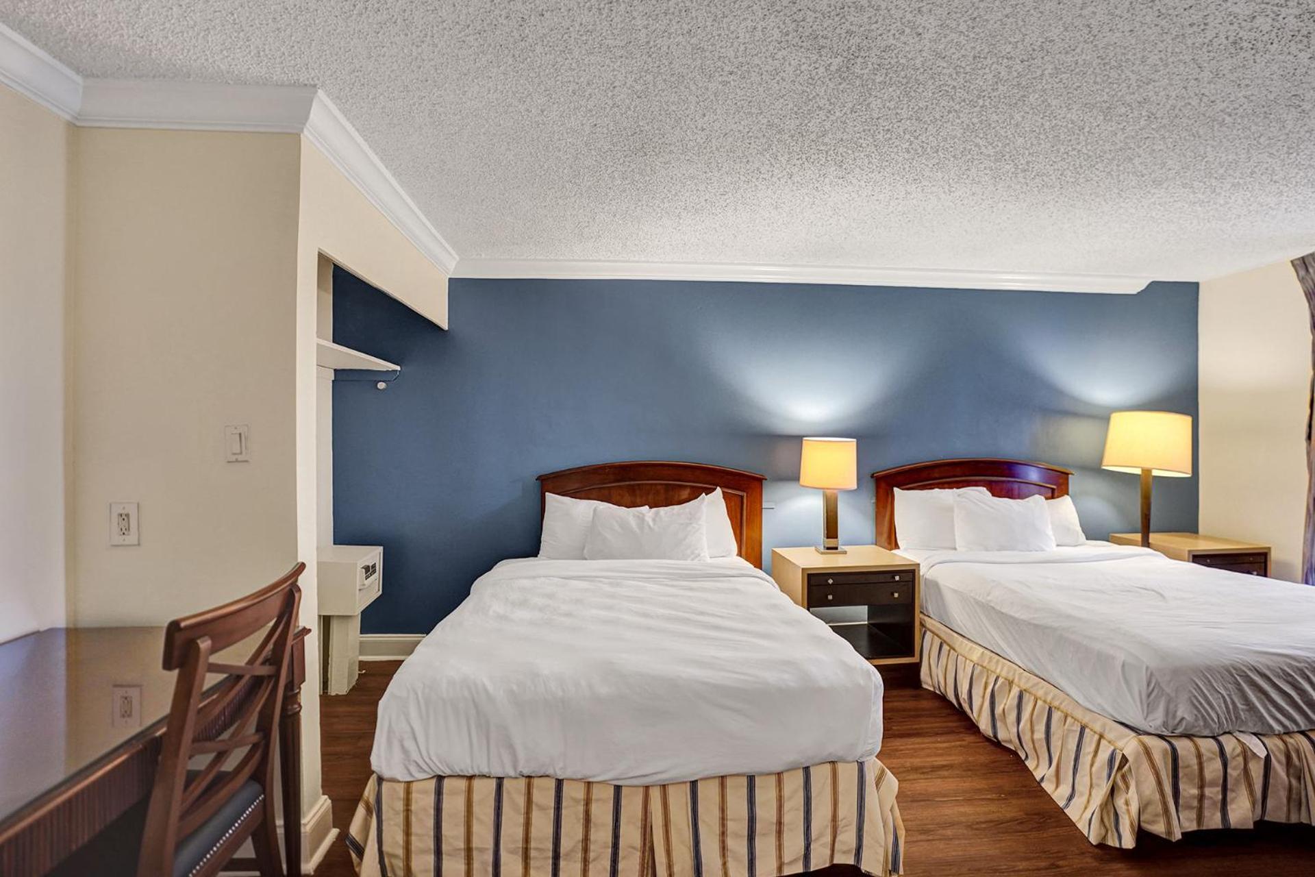 Traditional Suite 2 Queen Bed Poolside - Photo 11