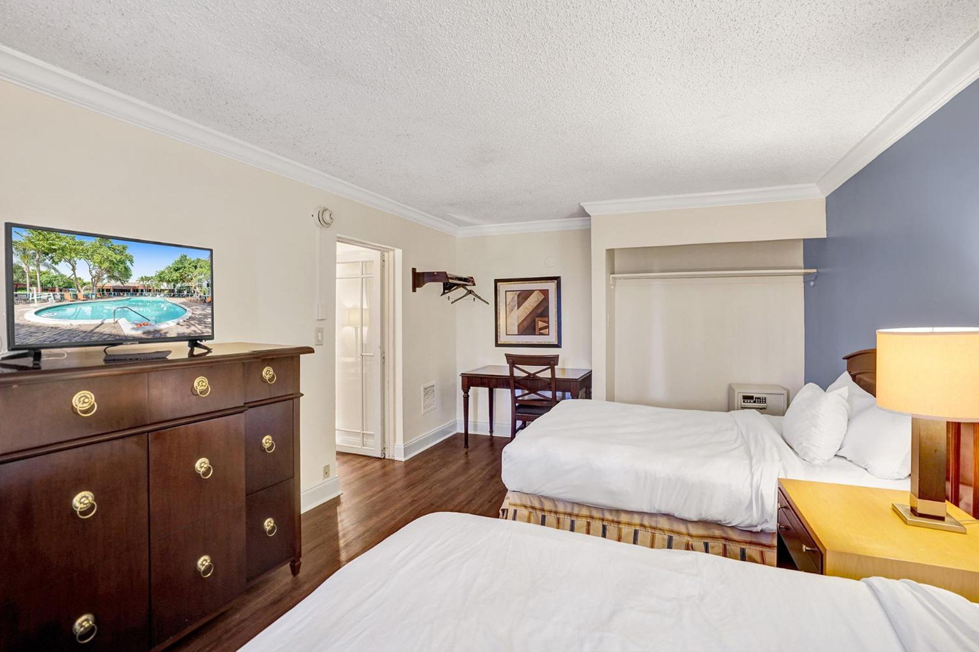 Traditional Suite 2 Queen Bed Poolside - Photo 13