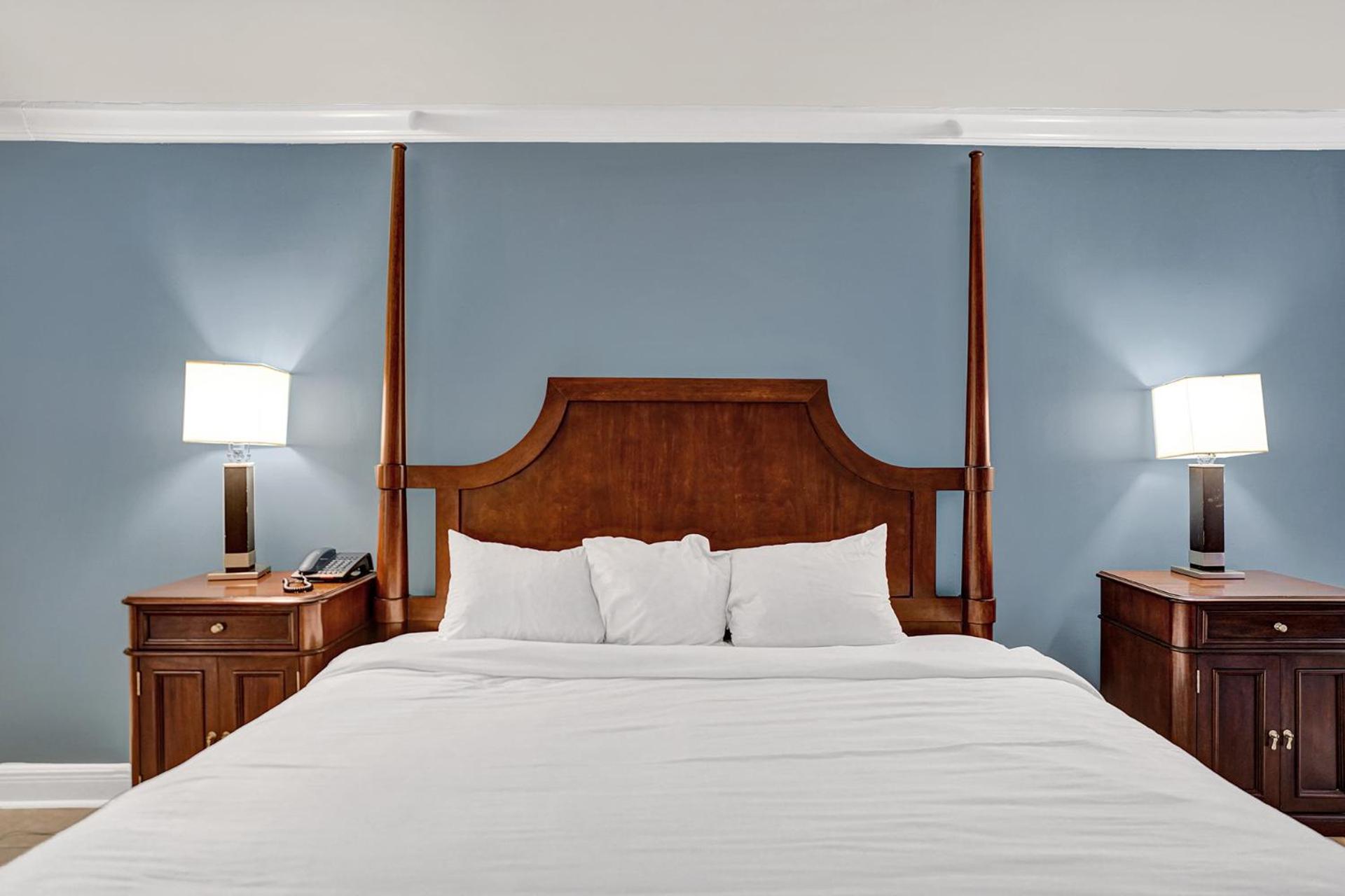 Traditional Suite King Bed Poolside - Photo 13