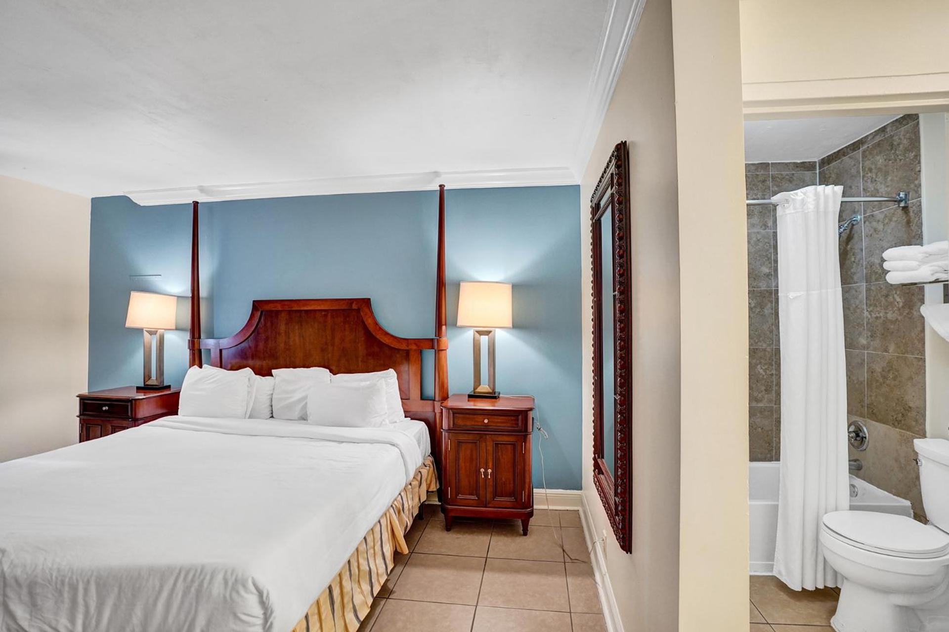 Traditional Suite King Bed Poolside - Photo 12